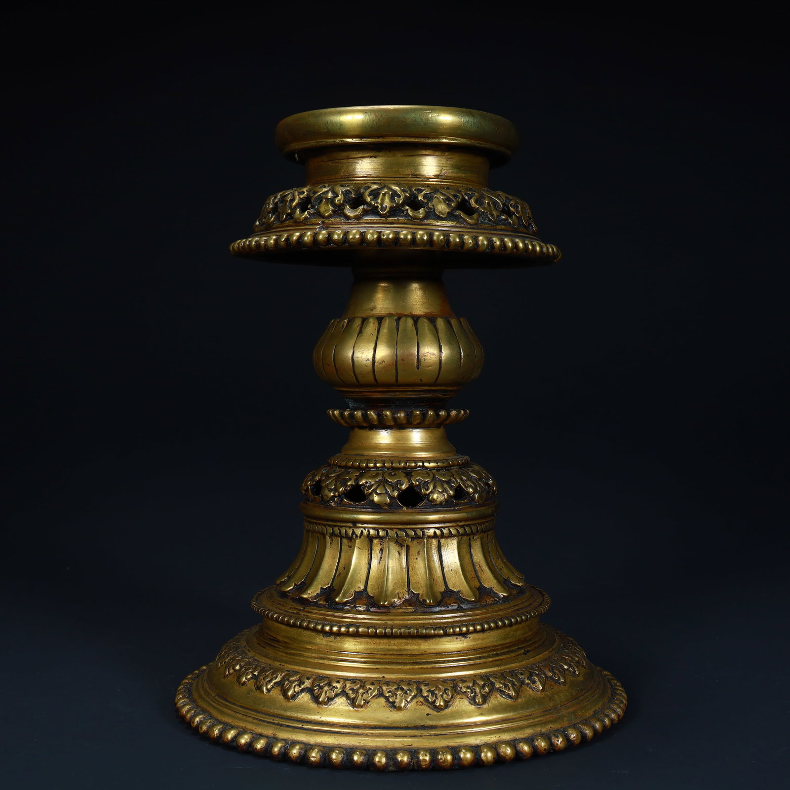 A copper gilt lotus pattern candlestick from the Qing Dynasty: Qing Dynasty copper gilt lotus pattern candlestick Size:H:21cmxL:15.8cmxW:15.8cm W: 3.2kg (The Dimensions Of All Batches Are Manually Measured.If You Need More Detailed Information, Please Contact Our