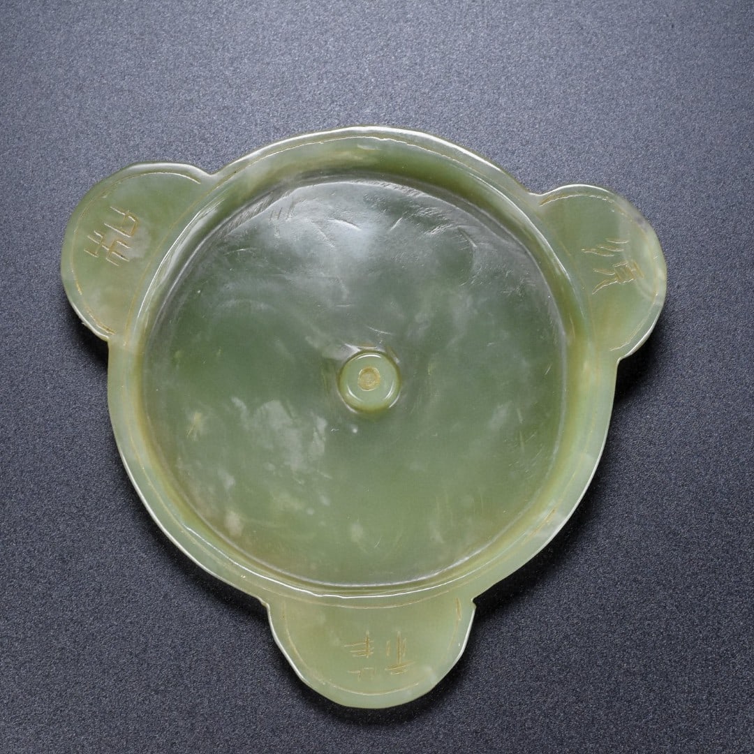 A beautiful Hetian old jade incense ornament: Exquisite Hetian old jade incense ornament Size:D:10cm H:1.5cm W:0.103kg (The Dimensions Of All Batches Are Manually Measured.If You Need More Detailed Information, Please Contact Our Customer Service