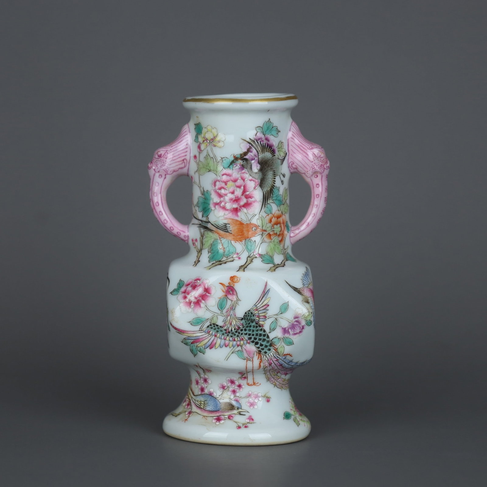 A spring vase of the Qing Dynasty Yongzheng year with a doucai auspicious cloud bat pattern jade pot: Qing Dynasty Yongzheng year Doucai auspicious cloud bat pattern jade pot spring vase Size: Belly Diameter: 15.2 cm; H: 24 cm (The Dimensions Of All Batches Are Manually Measured.If You Need More Detai