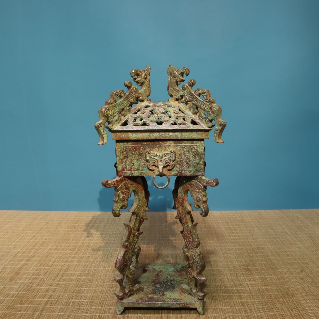 A fine bronze four-dragon smoker: Exquisite bronze four-dragon smoker Size:D:14cm H:38cm W:4.6kg (The Dimensions Of All Batches Are Manually Measured.If You Need More Detailed Information, Please Contact Our Customer Service Before Bi