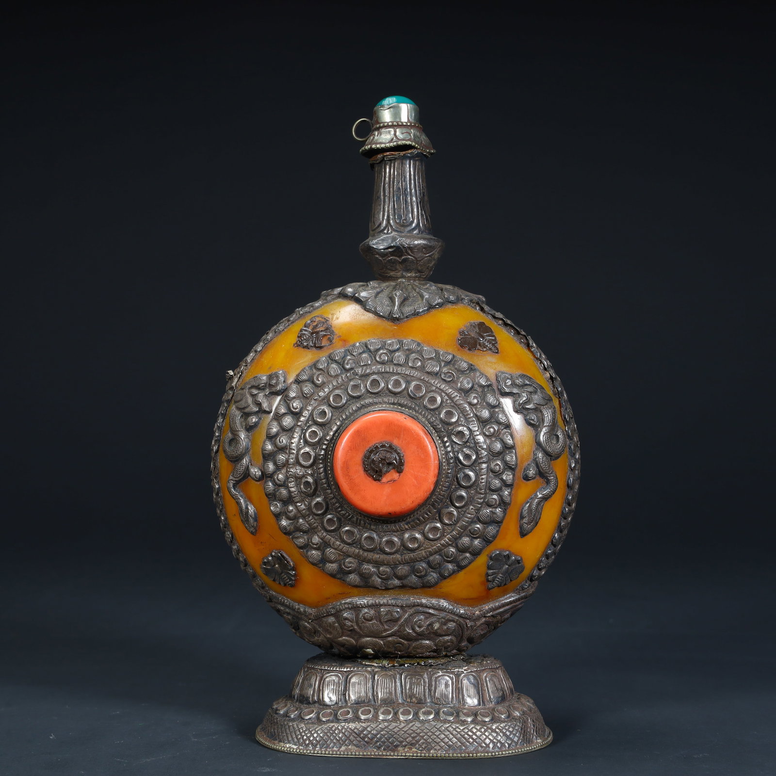 A Qing Dynasty Tibetan old silver bag beeswax inlaid butter pot: The Qing Dynasty's Tibetan old silver bag beeswax inlaid butter pot Size:H:18.5cmxL:10.5cmxW:7cm W: 0.695kg (The Dimensions Of All Batches Are Manually Measured.If You Need More Detailed Information, 