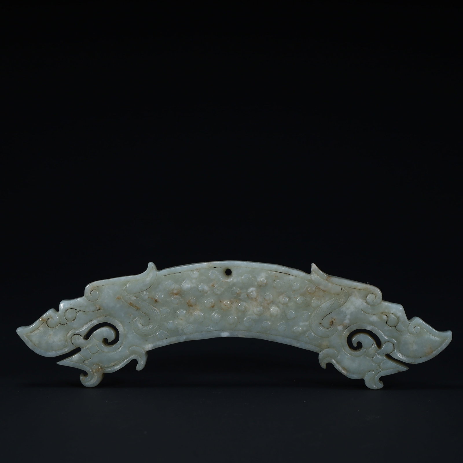 A dragon head jade belt hook from the Han Dynasty: The dragon head jade belt hook of the Han Dynasty Size:L:14.5cmxW:4.5cm W: 0.0645kg (The Dimensions Of All Batches Are Manually Measured.If You Need More Detailed Information, Please Contact Our Custo