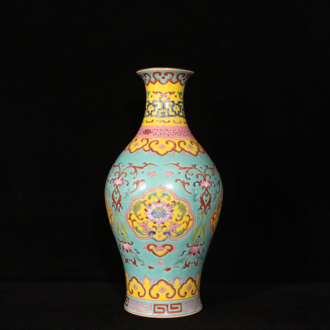 An olive vase with a lotus pattern pattern made in enamel color in the Qianlong period of the Qing: Qing Dynasty Qianlong year enamel gold painted lotus pattern olive vase Size:H:24cm D:11.5cm (The Dimensions Of All Batches Are Manually Measured.If You Need More Detailed Information, Please Contact 