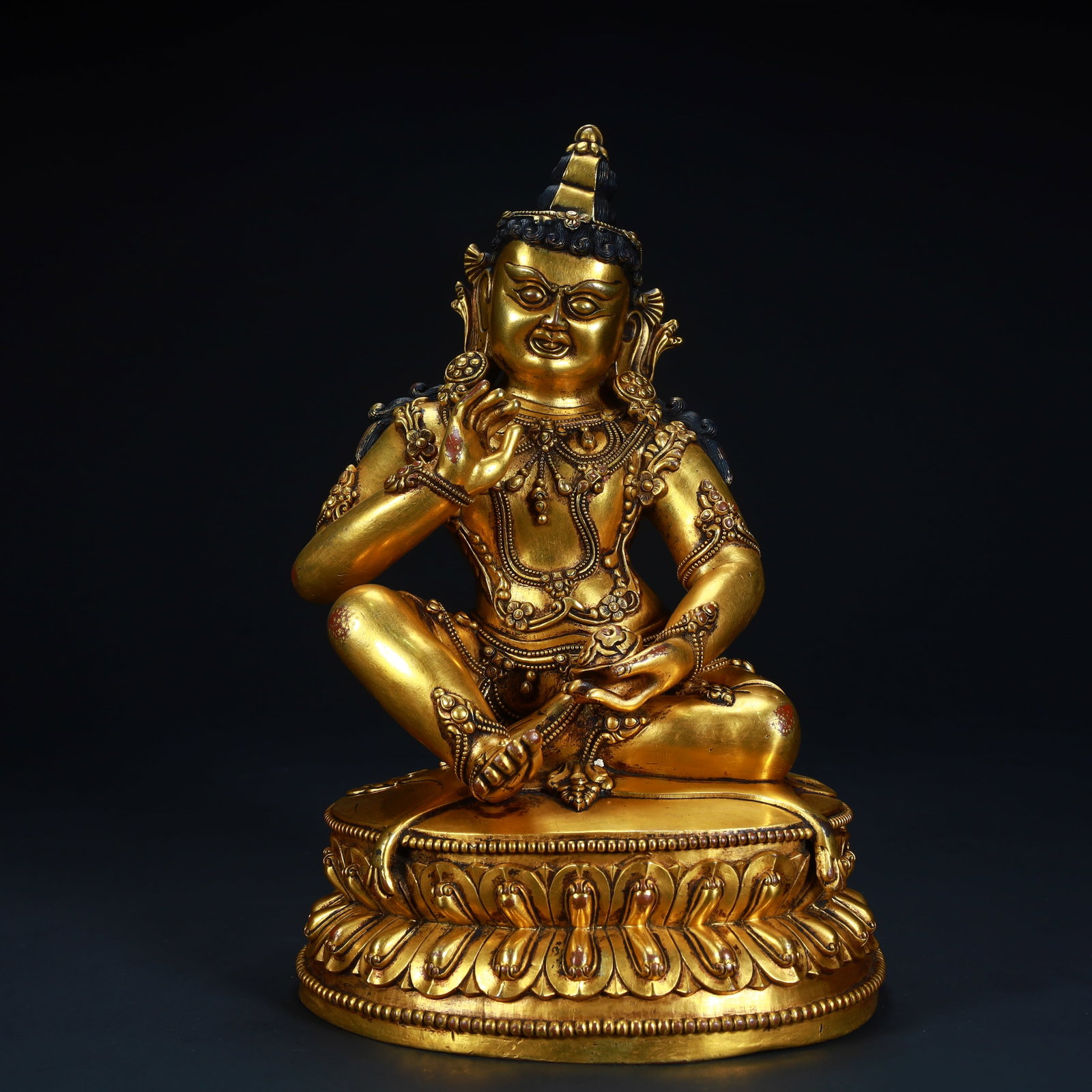 A bronze gilt Vajra statue of the Ming Dynasty: The statue of the Ming Dynasty's bronze gilt Vajra is always held Size:H:21.5cmxL:14cmxW:11.5cm W: 2.8kg (The Dimensions Of All Batches Are Manually Measured.If You Need More Detailed Information, Ple