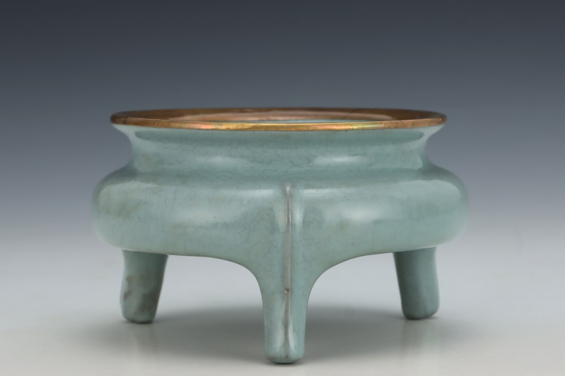 A colorful flower and bird moon vase made in the Xuande era of the Ming Dynasty: The colorful flowers and birds holding the moon vase of the Xuande year of the Ming Dynasty Size: H: 27.2 cm (The Dimensions Of All Batches Are Manually Measured.If You Need More Detailed Information,