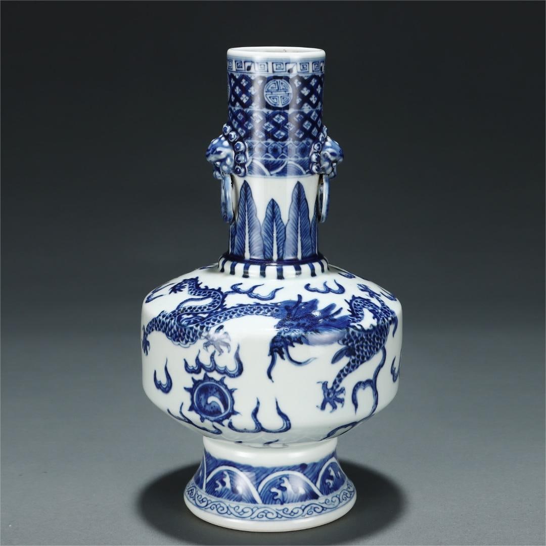 A blue and white dragon pattern animal ear flat belly bottle of the Qing Dynasty: Qing Dynasty blue and white dragon pattern animal ear flat belly bottle Size:H:25.7cm Belly diameter:14.5cm (The Dimensions Of All Batches Are Manually Measured.If You Need More Detailed Information, 