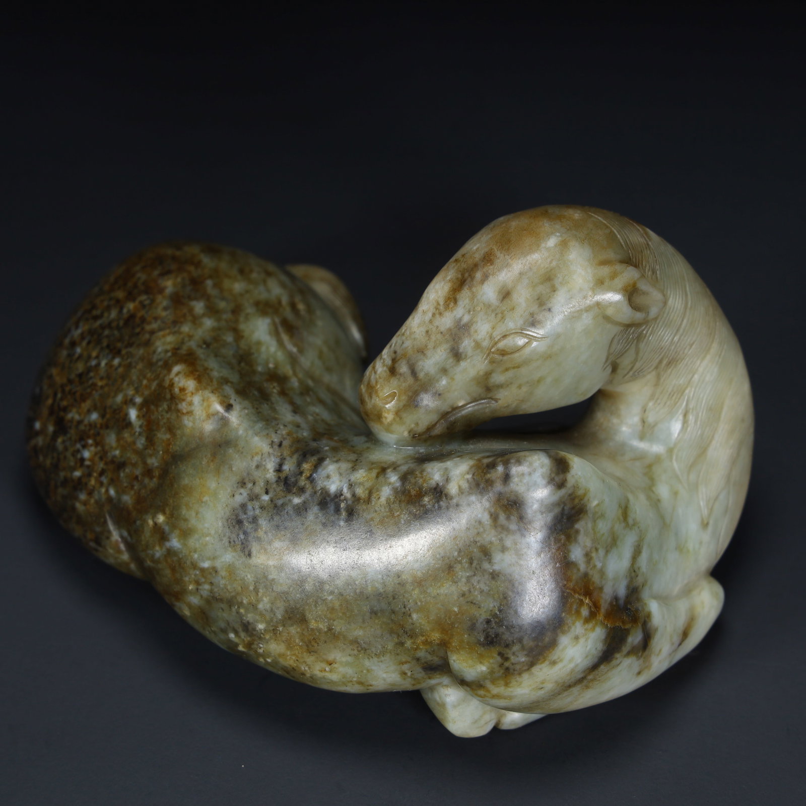 A Hetian jade reclining horse ornament from the Qing Dynasty: Qing Dynasty Hetian jade reclining horse ornament Size:H:6cmxL:10.5cmxW:7cm W: 0.4405kg (The Dimensions Of All Batches Are Manually Measured.If You Need More Detailed Information, Please Contact Our C
