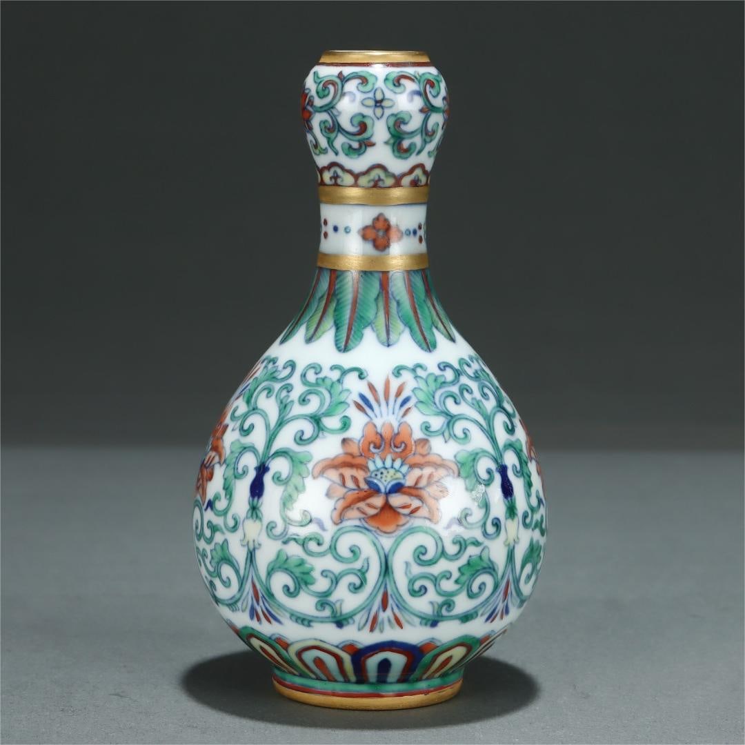 A Qing Dynasty Doucai floral pattern gold-painted garlic vase (1 of 9)