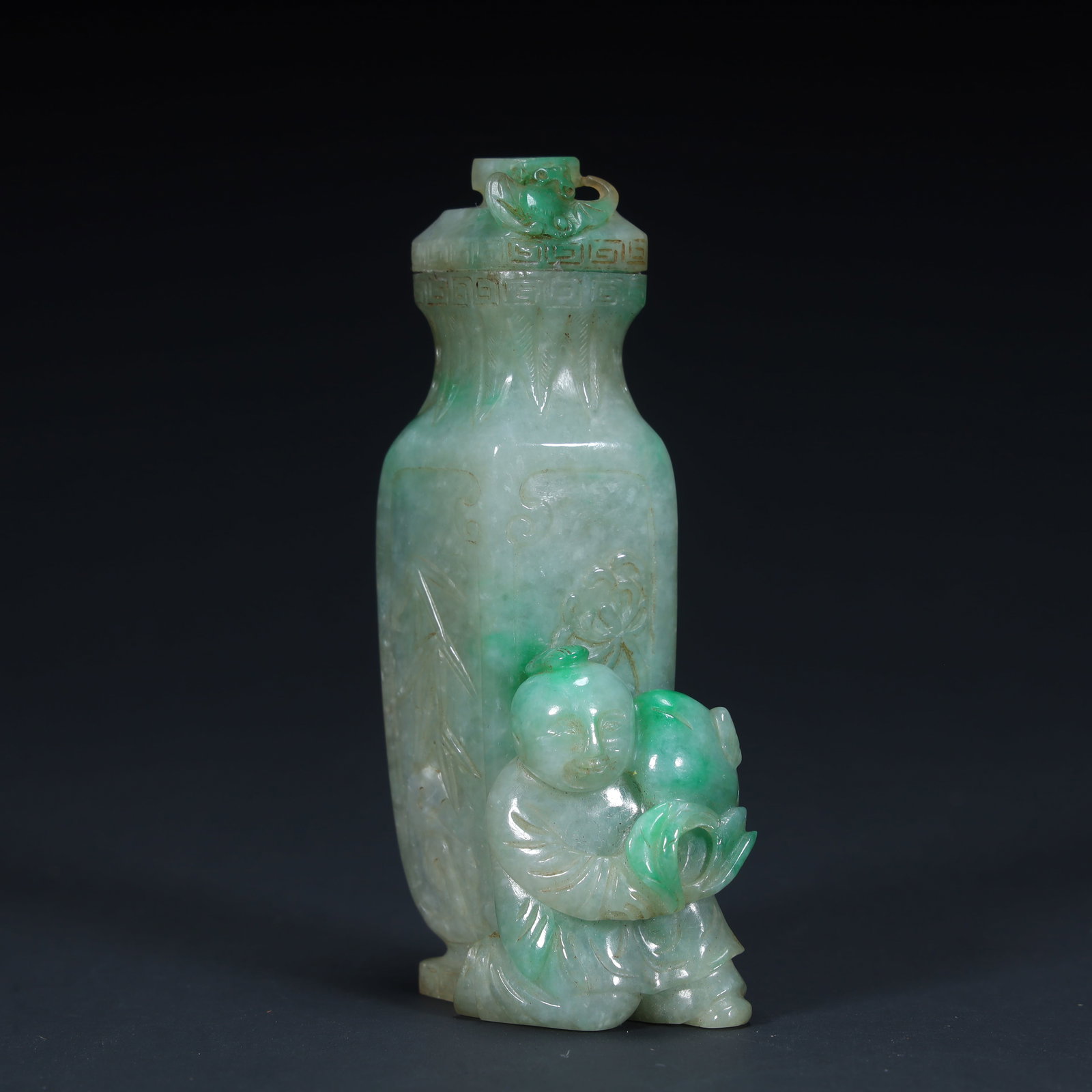 A jade boy holding a bottle ornament from the Qing Dynasty: Qing Dynasty jade boy holding a bottle ornament Size:H:7.9cmxL:3.5cmxW:2.5cm W: 0.0725kg (The Dimensions Of All Batches Are Manually Measured.If You Need More Detailed Information, Please Contact Our 
