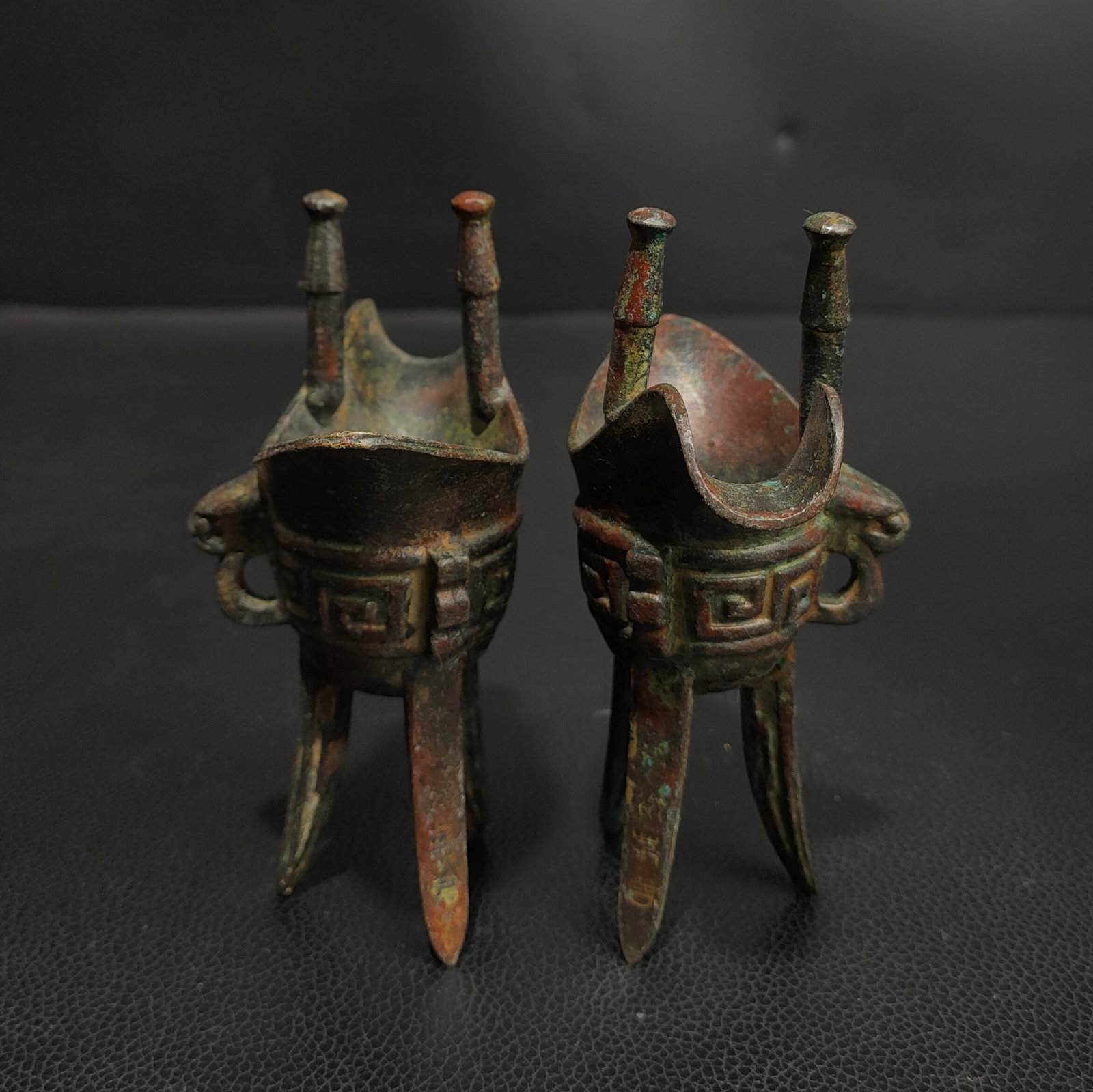 A pair of bronze cups from the Shang and Zhou dynasties: A pair of bronze cups from the Shang and Zhou dynasties Size:H:11cm W:9cm W:0.4kg (The Dimensions Of All Batches Are Manually Measured.If You Need More Detailed Information, Please Contact Our Custome