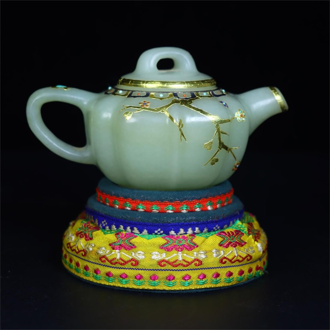 A beautiful Hetian jade-wrapped pure gold pot: Exquisite Hetian jade-wrapped pure gold pot Size:L:12.5cm W:8.5cm H:8cm W:0.252kg (The Dimensions Of All Batches Are Manually Measured.If You Need More Detailed Information, Please Contact Our Custome
