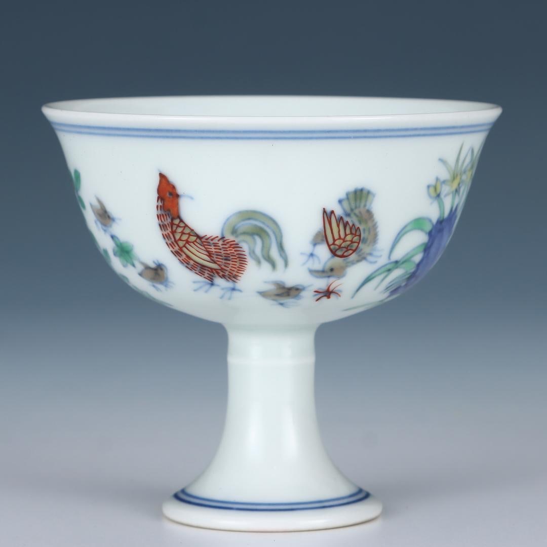 A garlic bottle with a picture of blue and white flowers and birds made in the Wanli period of the: The blue and white flower and bird character picture garlic bottle of the Ming Dynasty Wanli year Size: Belly Diameter: 17.6 cm; H: 35.7 cm (The Dimensions Of All Batches Are Manually Measured.If You 