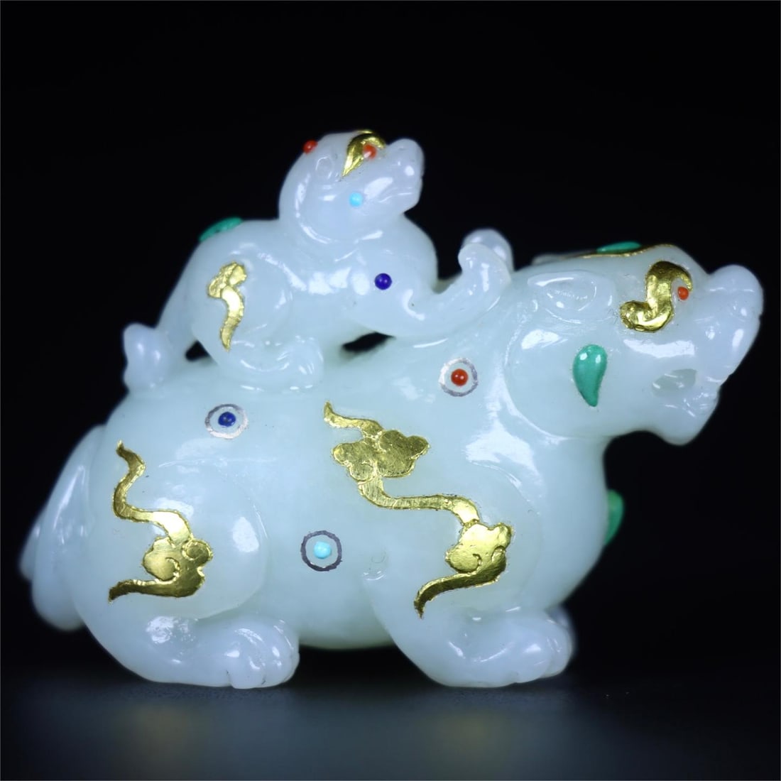 A beautiful Hetian jade-enclosed gold-inlaid treasure mother beast: Exquisite Hetian jade-enclosed gold-inlaid treasure mother beast Size:L:5.5cm W:2.5cm H:4.5cm W:0.061kg (The Dimensions Of All Batches Are Manually Measured.If You Need More Detailed Information, Plea