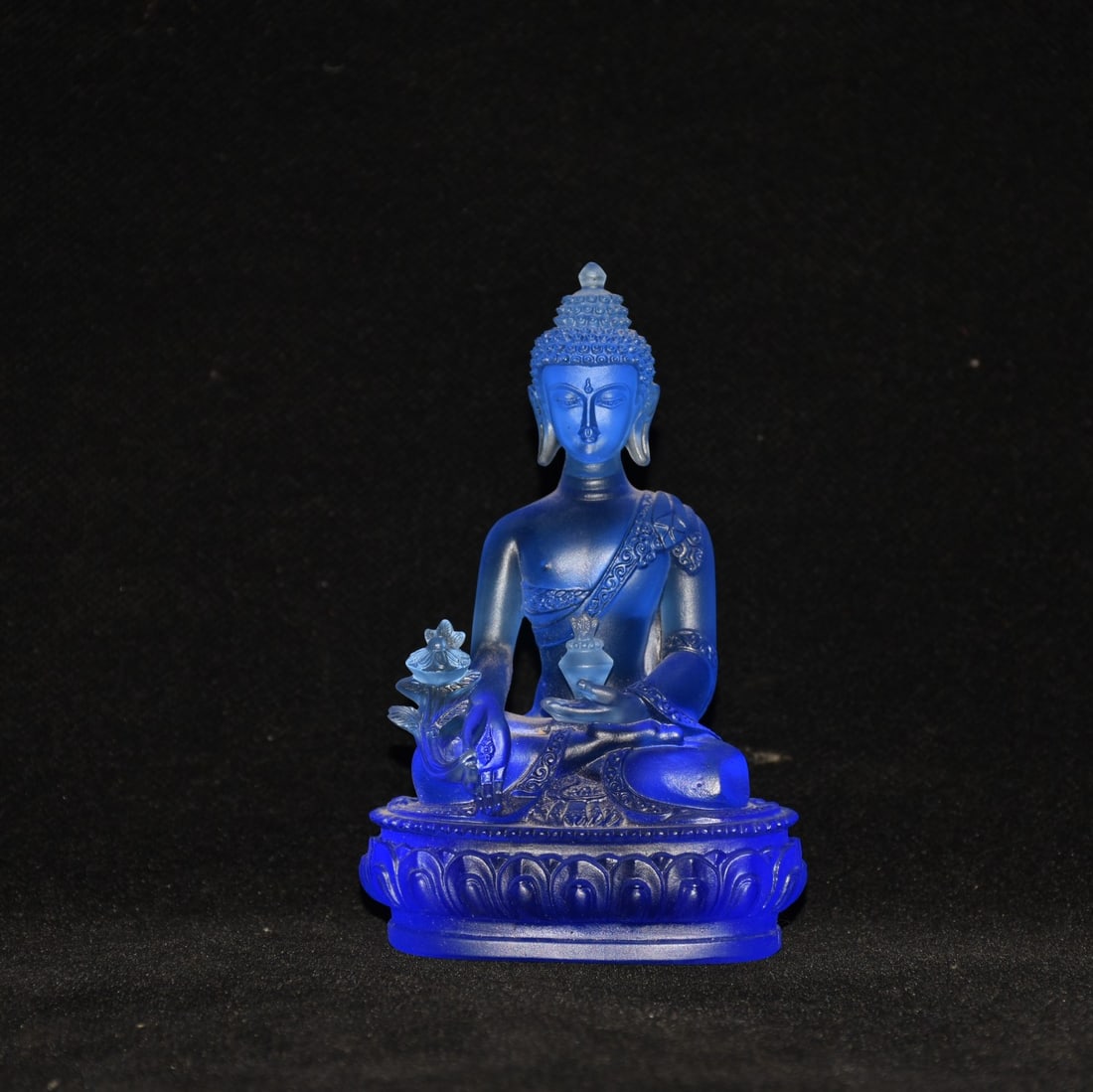A beautiful glass Shakyamuni Buddha: Exquisite glazed Shakyamuni Buddha Size:W:8cm T:4.5cm H:12.5cm W:0.364kg (The Dimensions Of All Batches Are Manually Measured.If You Need More Detailed Information, Please Contact Our Customer Service
