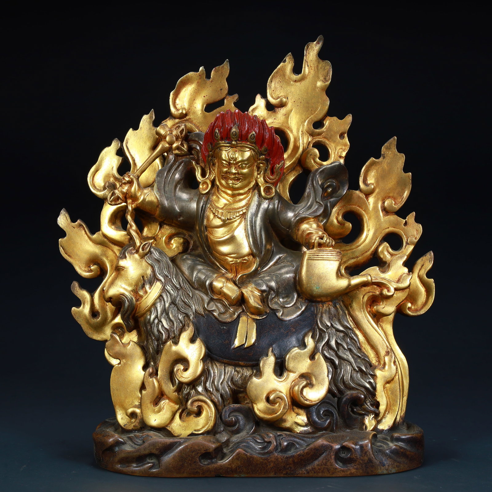 A bronze gilt dog protector statue of the Qing Dynasty: The bronze gilt dog protector statue of the Qing Dynasty Size:H:19cmxL:19cmxW:9cm W: 2.3kg (The Dimensions Of All Batches Are Manually Measured.If You Need More Detailed Information, Please Contact Ou