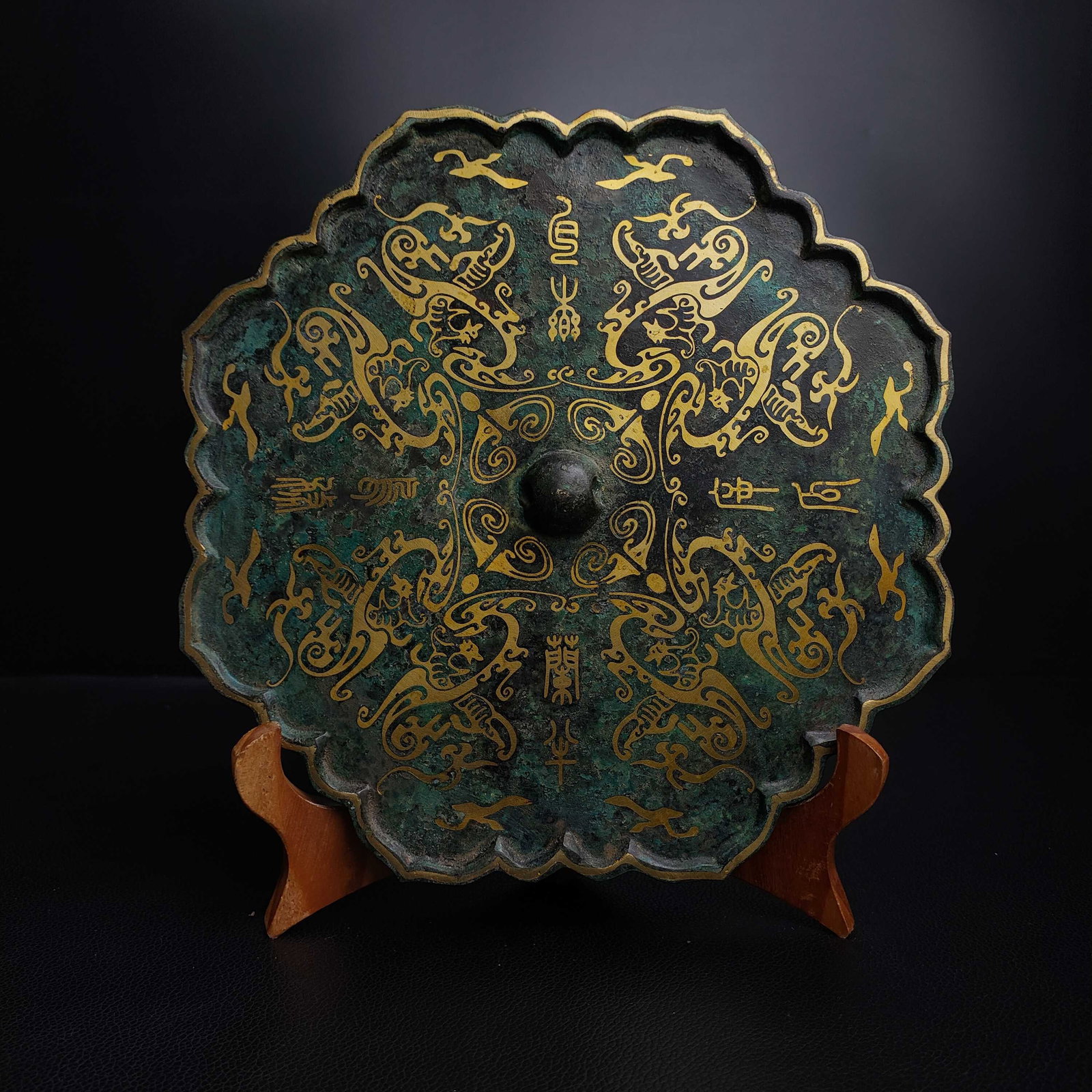 A bronze mirror in the shape of a diamond flower in the Han Dynasty: Han Dynasty wrong gold diamond flower-shaped bronze mirror Size:H:23cm W:22cm W:1.3kg (The Dimensions Of All Batches Are Manually Measured.If You Need More Detailed Information, Please Contact Our