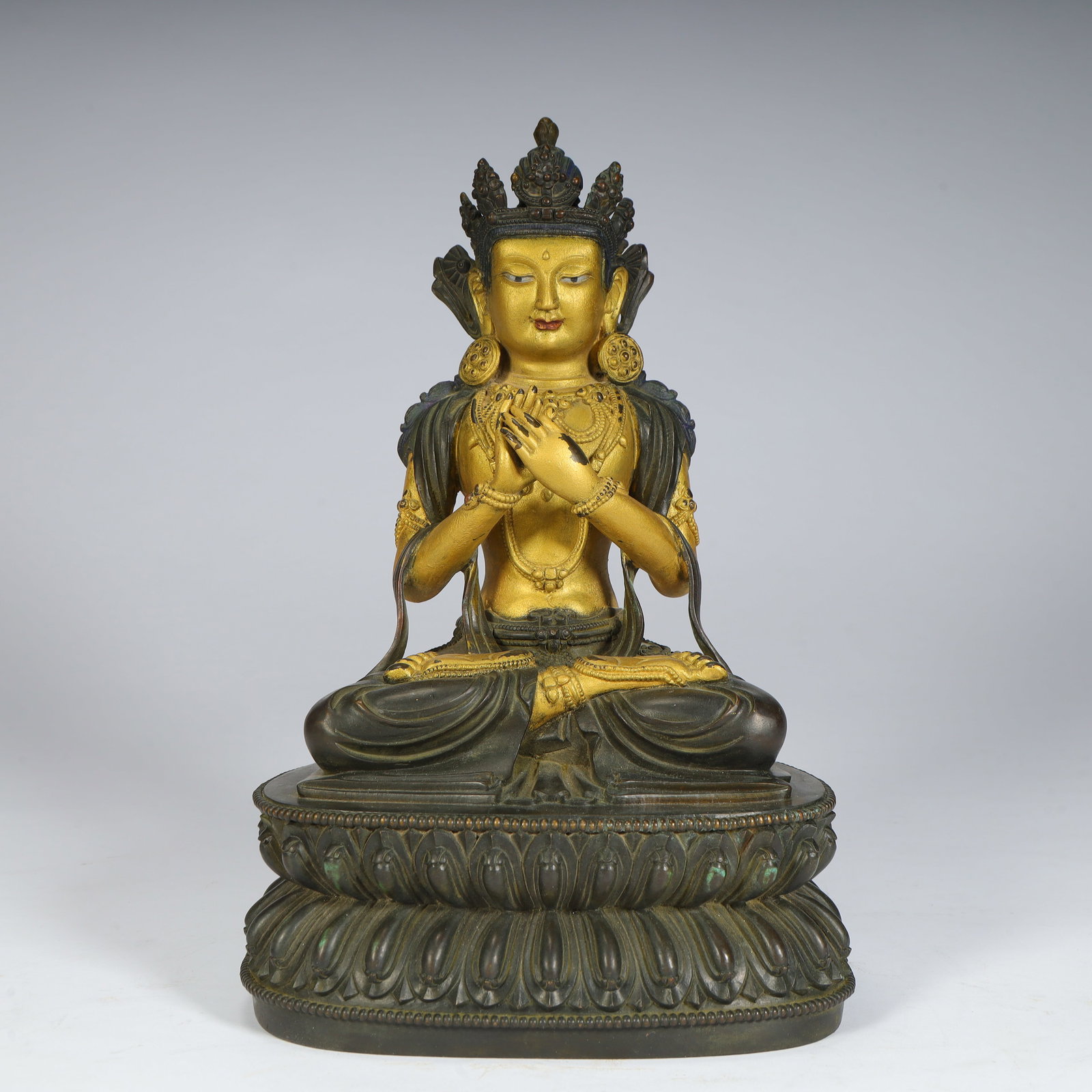 A seated statue of the Qing Dynasty bronze gilt Great Sun Tathagata: A seated statue of the Qing Dynasty bronze gilt Great Sun Tathagata Size:H:23cmxL:15cmxW:11cm W: 3.2kg (The Dimensions Of All Batches Are Manually Measured.If You Need More Detailed Information,