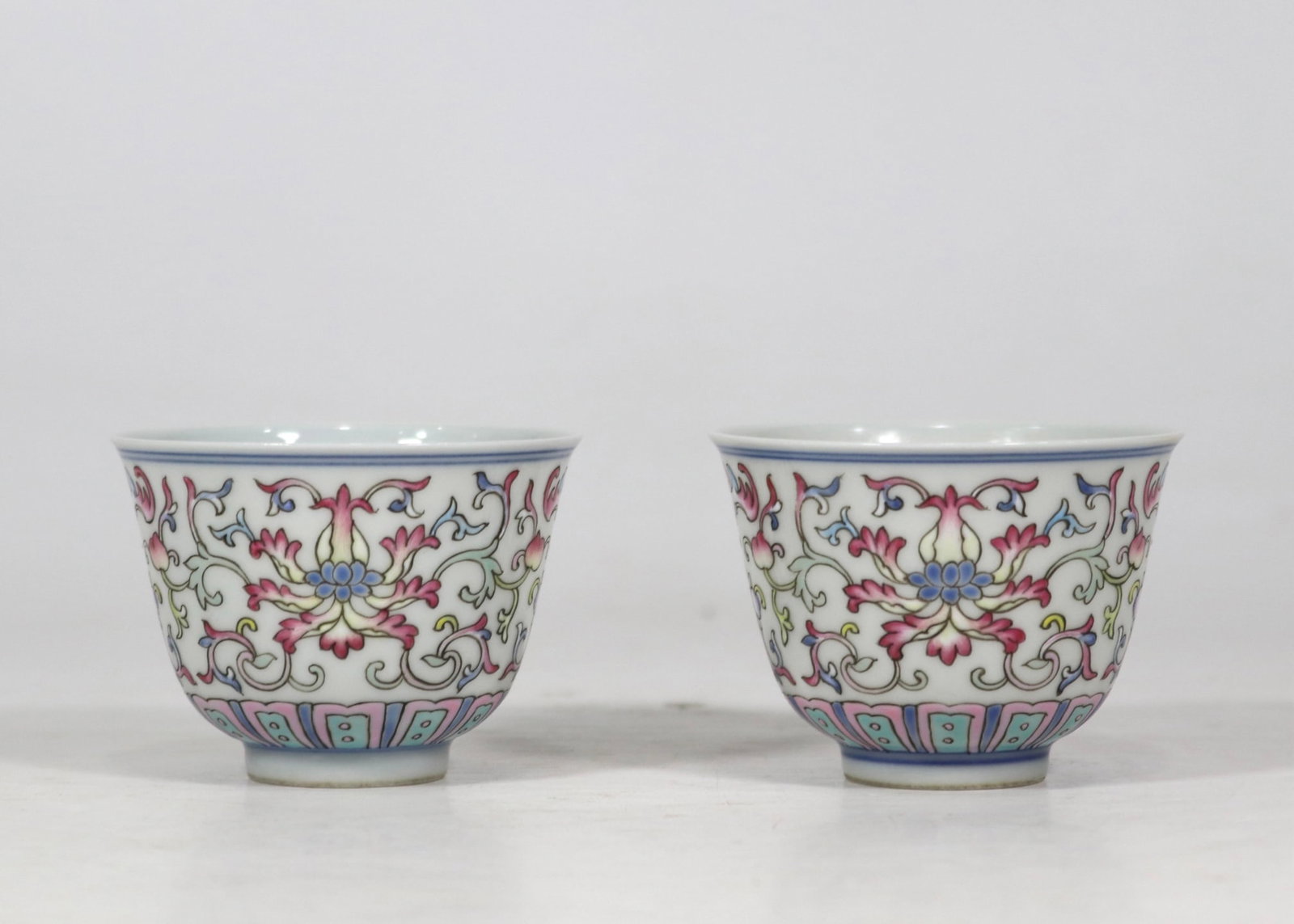 A Qianlong year of the Qing Dynasty made in the year of the sky-blue glaze enamel flower bowl, the: The Qing Dynasty Qianlong year made the sky blue glaze enamel flower bowl has a delicate tire texture, a glossy glaze, and a flower pattern on the bowl body painted with pink peonies, yellow lotus