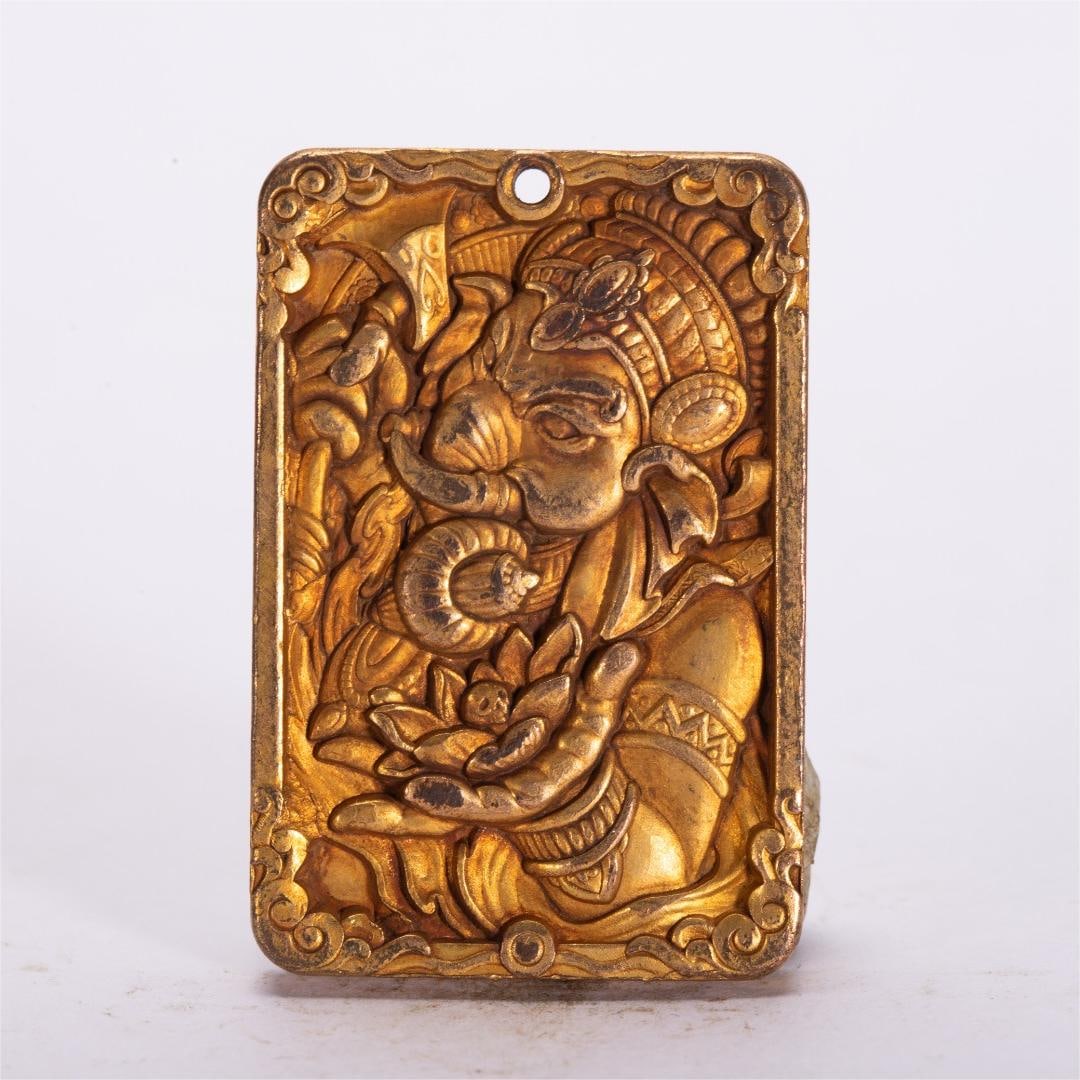A fine copper-gilt plaque: Exquisite copper gilt plaque Size:L:4W:3cm W:0.04kg (The Dimensions Of All Batches Are Manually Measured.If You Need More Detailed Information, Please Contact Our Customer Service Before Bidding.)