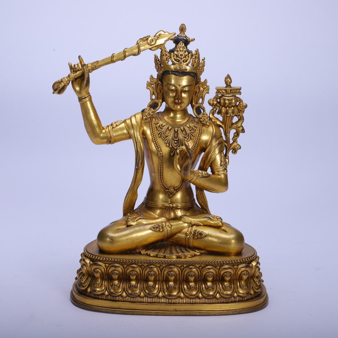 A beautiful bronze gilt Buddha statue: Exquisite copper gilt Buddha statue Size:L:17cm W:13cm H:24cm W:2.6kg (The Dimensions Of All Batches Are Manually Measured.If You Need More Detailed Information, Please Contact Our Customer Service Be