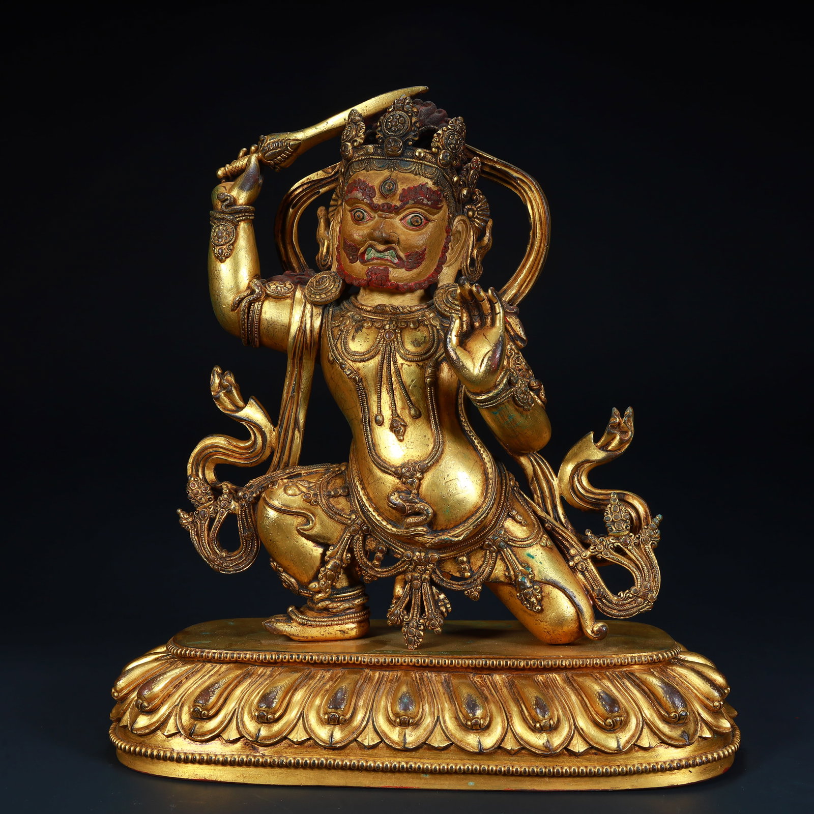 A bronze gilt statue of King Fudong of the Qing Dynasty: The bronze gilt statue of the Ming King in the Qing Dynasty Size:H:30cmxL:27cmxW:12cm W: 4.9kg (The Dimensions Of All Batches Are Manually Measured.If You Need More Detailed Information, Please Contac