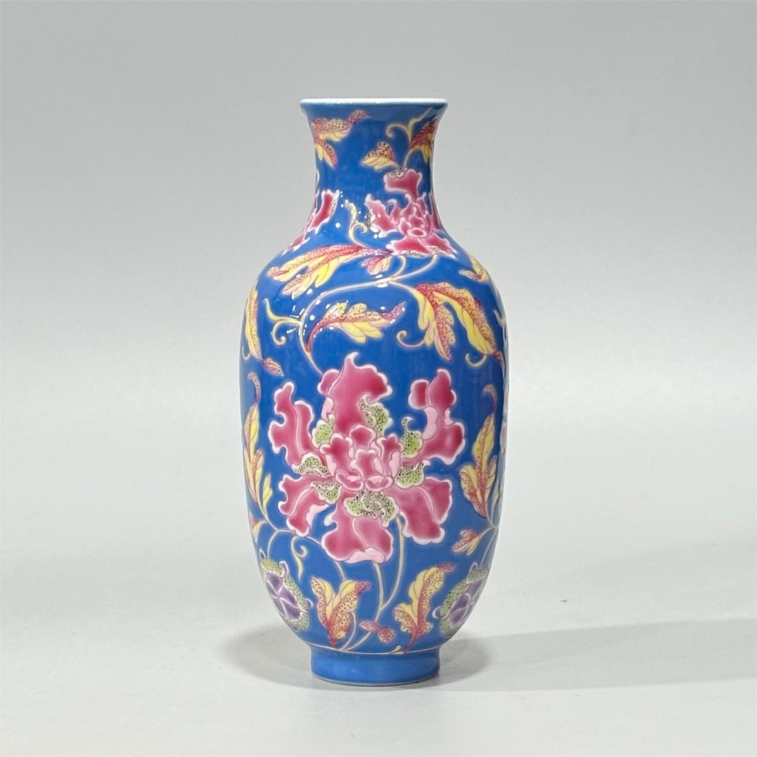 A small lantern bottle with enamel colored blue background flowers in the Qing Dynasty (1 of 8)