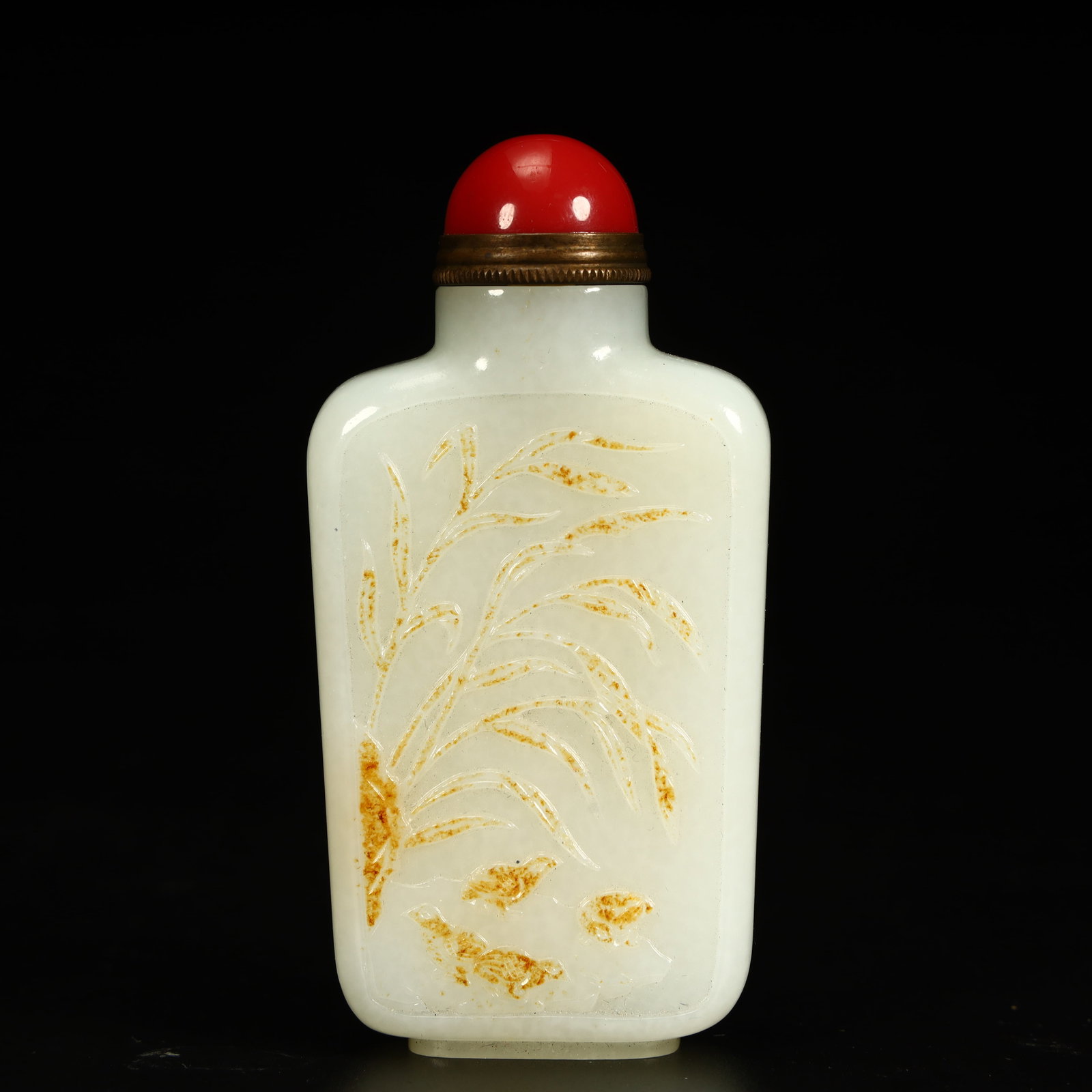 A Qing Dynasty Hetian white jade aquatic grass fish pattern snuff bottle: Qing Dynasty Hetian white jade aquatic grass fish pattern snuff bottle Size:H:9.2cmxL:4.6cmxW:2cm W: 0.1473kg (The Dimensions Of All Batches Are Manually Measured.If You Need More Detailed Information