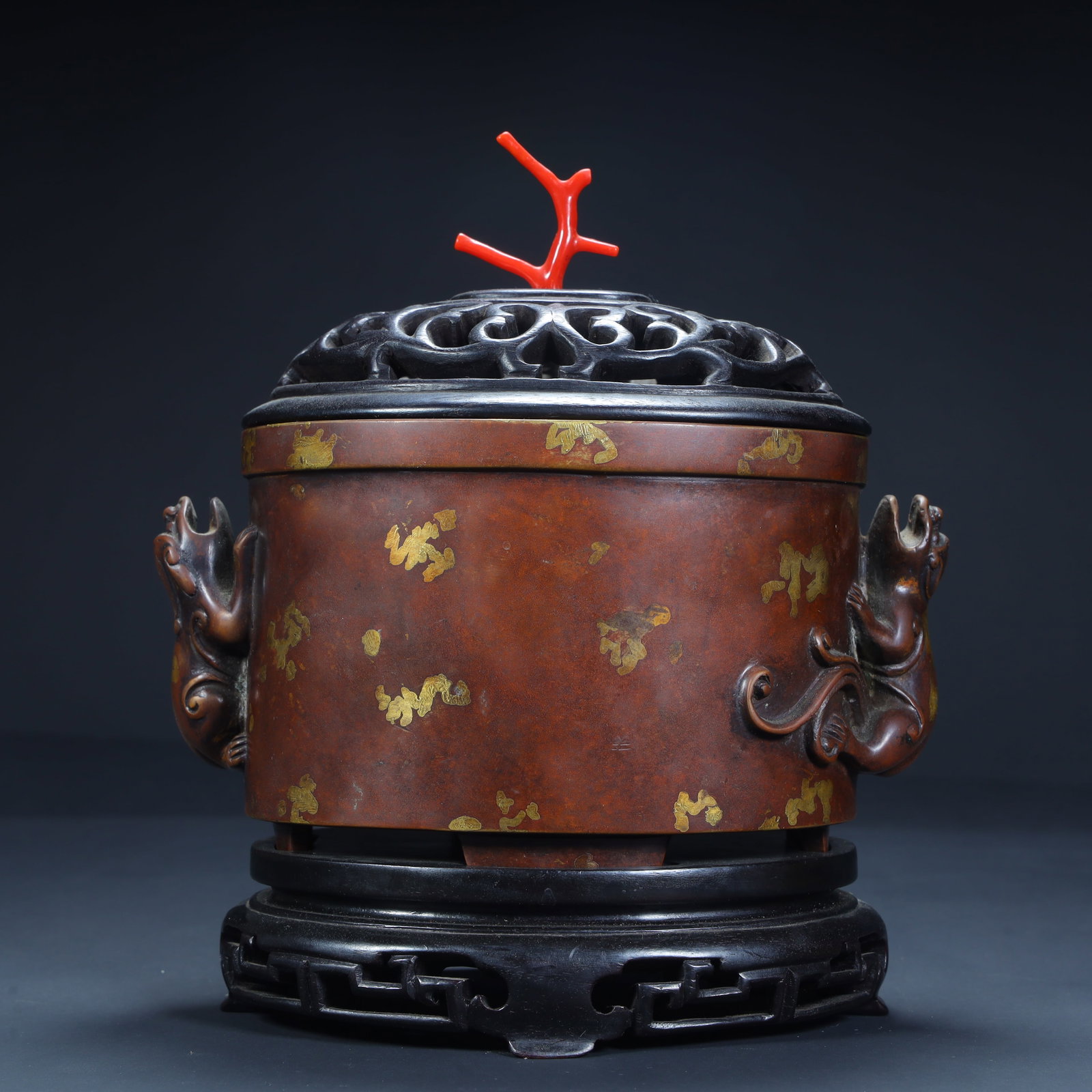 A piece of copper sprinkled with golden dragon ear aromatherapy from the Qing Dynasty: Qing Dynasty copper sprinkled with golden dragon ear aromatherapy Size:H:20cmxL:17.5cmxW:11cm W: 2.5kg (The Dimensions Of All Batches Are Manually Measured.If You Need More Detailed Information, Pleas
