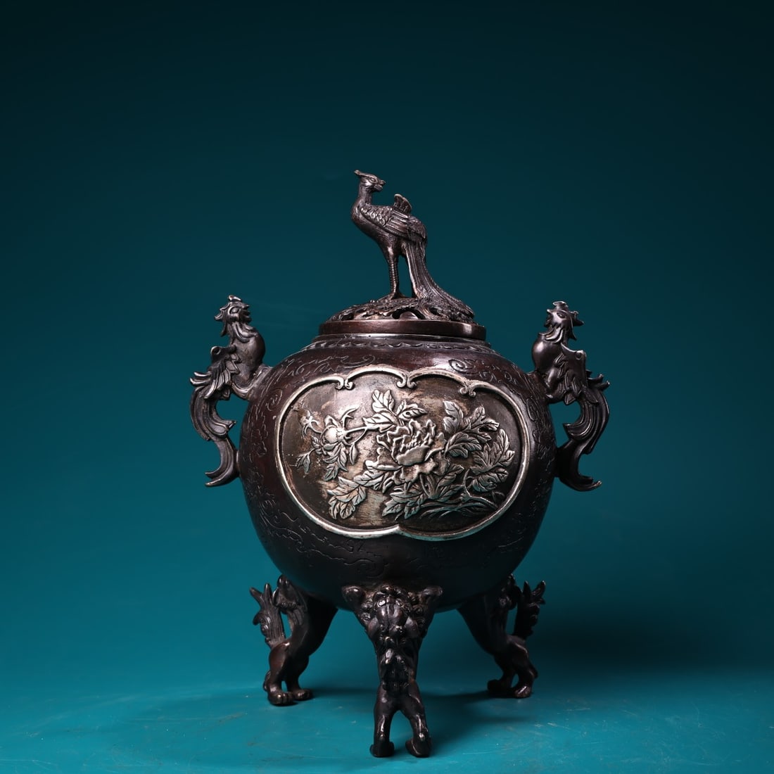 A fine pure copper high-relief engraved gilt silver phoenix cover incense burner: Exquisite pure copper high relief engraved gilt silver phoenix cover incense burner Size:H:23cm W:18cm W:1.1kg (The Dimensions Of All Batches Are Manually Measured.If You Need More Detailed Informatio