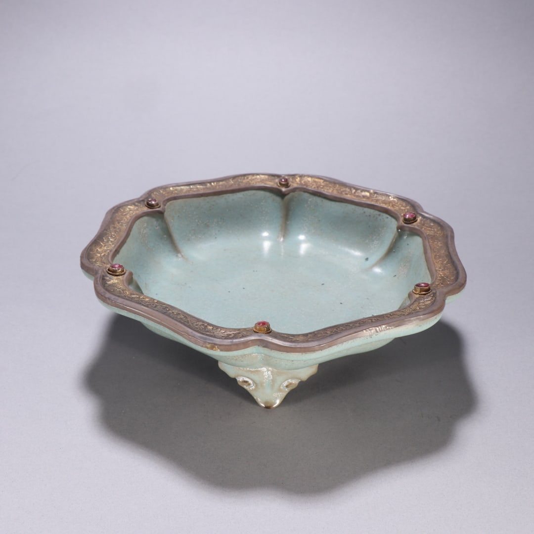 A gold-clad three-legged wash of the Ru kiln in the Song Dynasty: The gold-clad three-legged wash of the Ru kiln in the Song Dynasty Size:H:6.6cm W:21.4cm (The Dimensions Of All Batches Are Manually Measured.If You Need More Detailed Information, Please Contact Our 