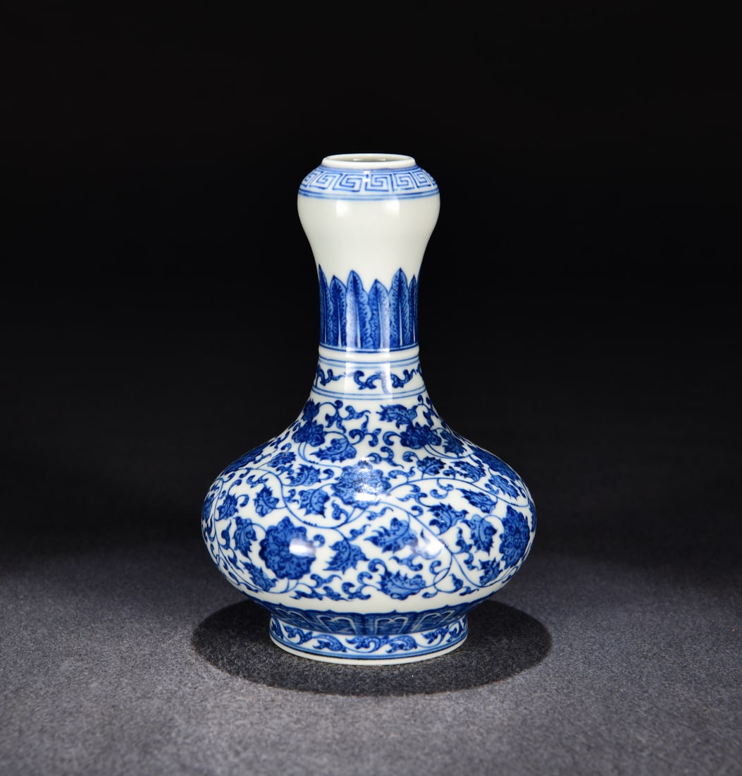 A blue and white entwined peony pattern garlic bottle made in the Qianlong period of the Qing: Qing Dynasty Qianlong year blue and white entwined peony pattern garlic vase Size:H:17cm W:11cm (The Dimensions Of All Batches Are Manually Measured.If You Need More Detailed Information, Please Conta
