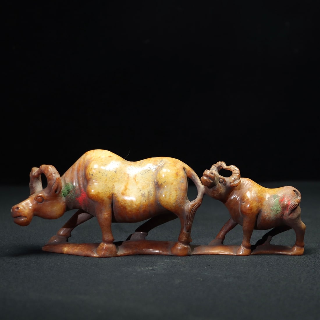A beautiful Hetian jade cow: Exquisite Hetian jade cow Size:25x8.2x5cm W:0.8565kg (The Dimensions Of All Batches Are Manually Measured.If You Need More Detailed Information, Please Contact Our Customer Service Before Bidding.)