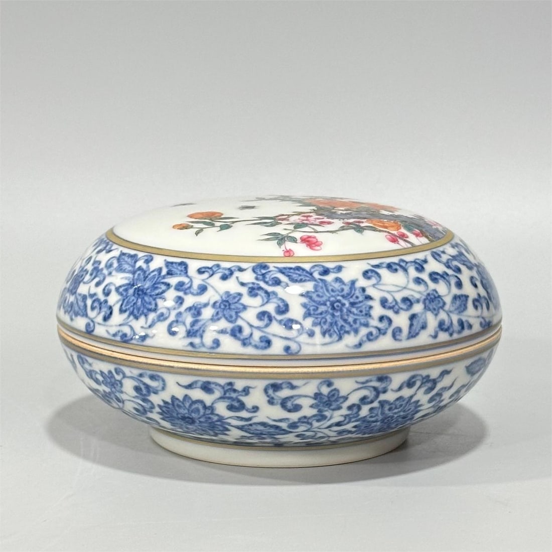 A pastel blue and white entwined flower and bird holding box of the Qing Dynasty: The pastel blue and white entwined branches of the Qing Dynasty consecrated flowers and birds holding boxes Size:H:7cm D:13cm (The Dimensions Of All Batches Are Manually Measured.If You Need More Deta