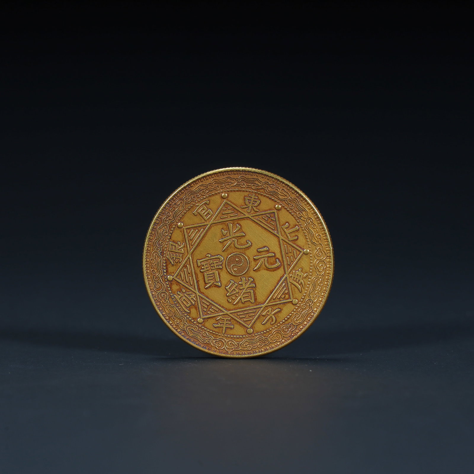 A fine gold coin commemorating the founding of the Republic of China commemorating Yuan Shikai: Exquisite gold coins commemorating the founding of the Republic of China commemorating Yuan Shikai Size:L:3.9cmxW:3.9cm W: 0.038kg (The Dimensions Of All Batches Are Manually Measured.If You Need More