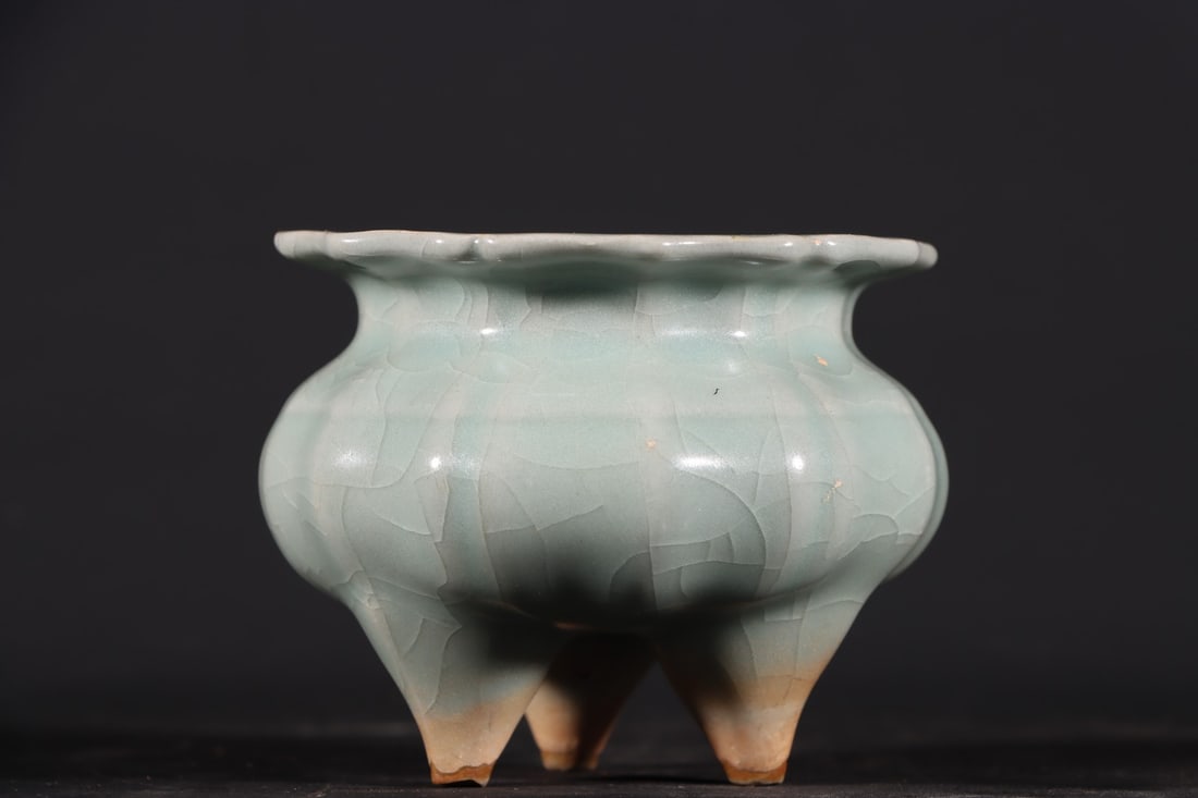 A large jar of blue and white seahorse fish algae pattern made in the Jiajing period of the Ming: The blue and white seahorse fish algae pattern jar made in the Jiajing period of the Ming Dynasty Size: W: 33.5 cm; H: 38 cm (The Dimensions Of All Batches Are Manually Measured.If You Need More Detai
