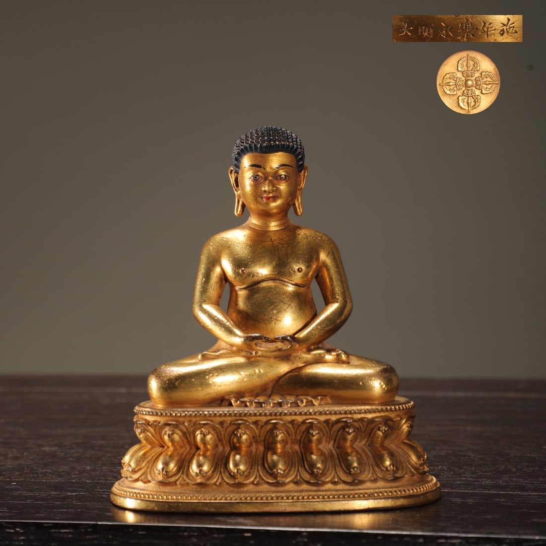 A seated statue of Amitabha Buddha in copper tire gilt in the Ming Dynasty: The seated statue of Amitabha Buddha in the Ming Dynasty Size:H:10cm W:8.9cm W:0.3kg (The Dimensions Of All Batches Are Manually Measured.If You Need More Detailed Information, Please Contact Our Cust