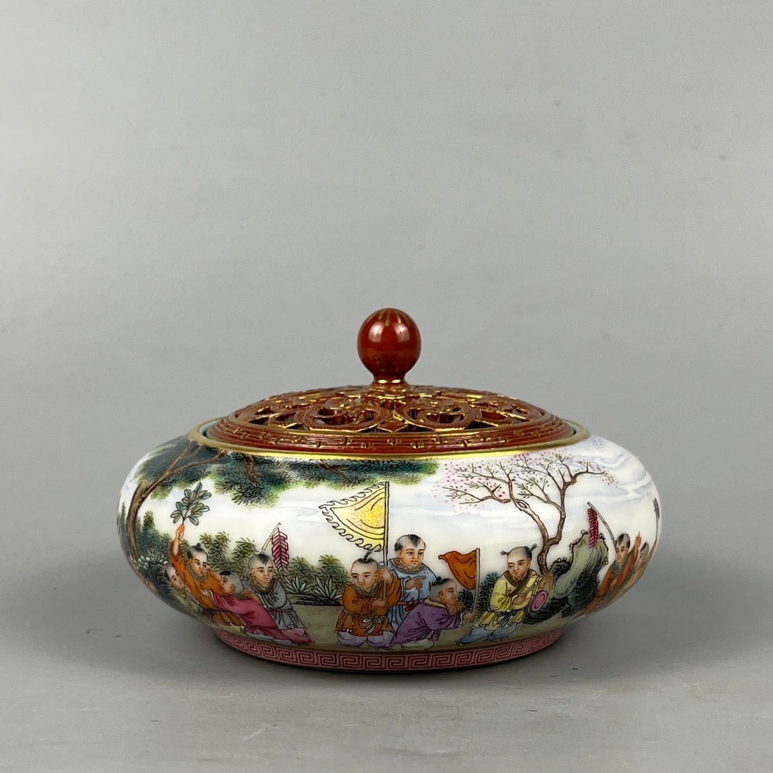 A garlic bottle made in the Qianlong period of the Qing Dynasty with enamel color ancient Yuexuan: Qing Dynasty Qianlong year enamel color ancient Yuexuan consecrated character landscape theme garlic vase Size: Belly Diameter: 11 cm; H: 18 cm (The Dimensions Of All Batches Are Manually Measured.If 