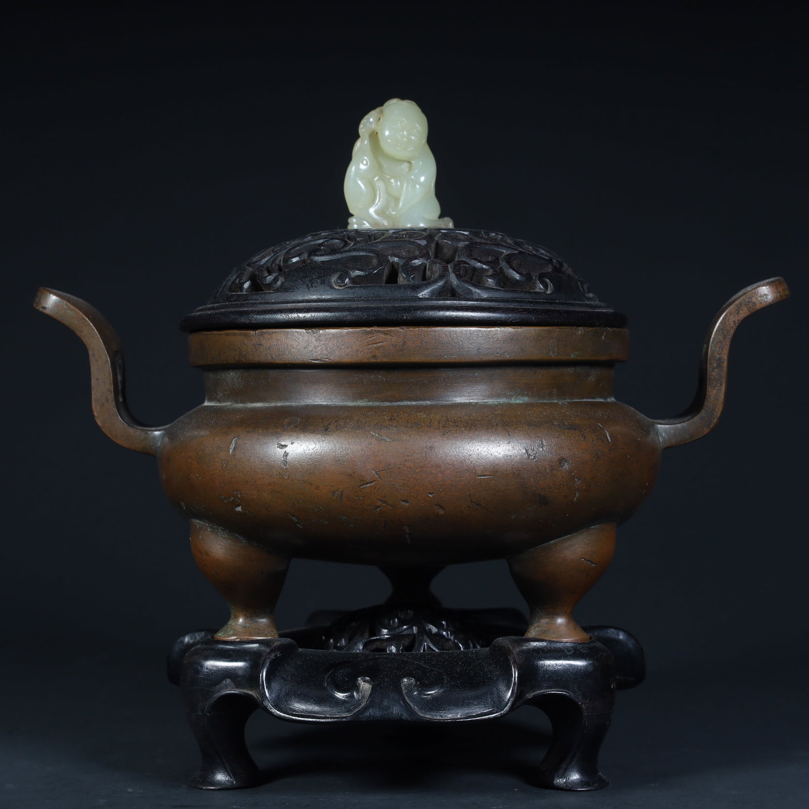 A copper jujube skin red glazed amphora three-legged aroma diffuser from the Qing Dynasty: Qing Dynasty copper jujube skin red glaze amphora three-legged aroma burner Size:H:21cmxL:23cmxW:15.5cm W: 2kg (The Dimensions Of All Batches Are Manually Measured.If You Need More Detailed Informatio