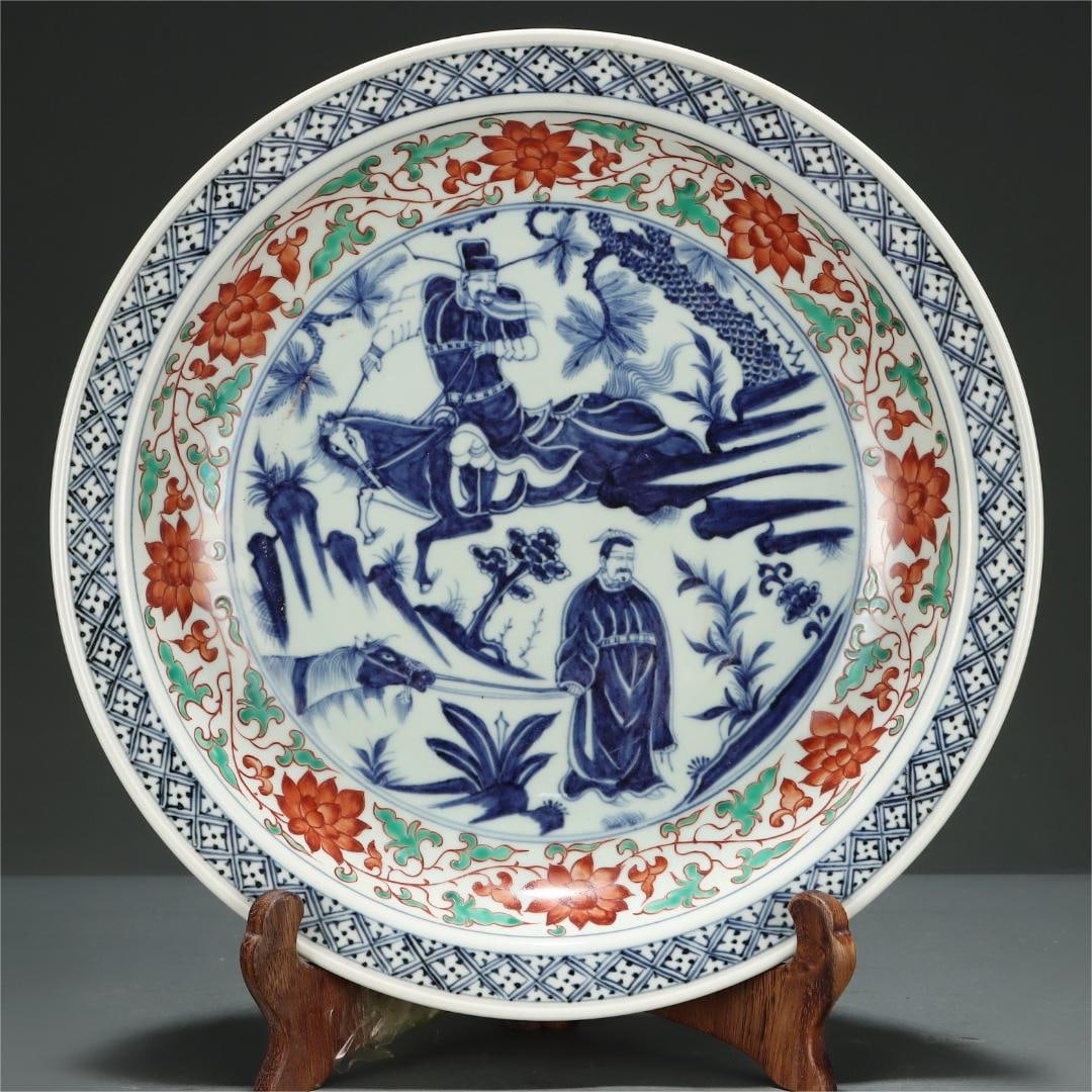 A blue and white red and green entwined lotus of the Yuan Dynasty Xiao He chased Han Xin under the: The blue and white red and green color of the Yuan Dynasty Xiao He chased Han Xin under the moon Size:H:7.2cm Belly diameter:37.5cm (The Dimensions Of All Batches Are Manually Measured.If You Need Mor