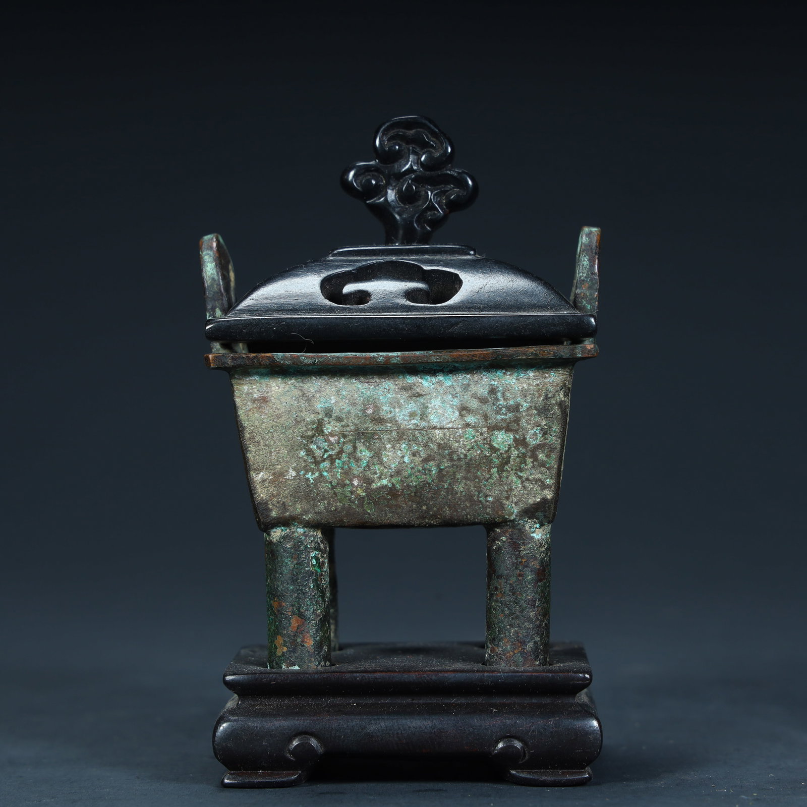 An antique bronze square cauldron aroma burner from the Qing Dynasty: Qing Dynasty antique bronze square tripod aromatherapy stove Size:H:10.5cmxL:6cmxW:5cm W: 0.14kg (The Dimensions Of All Batches Are Manually Measured.If You Need More Detailed Information, Please Cont