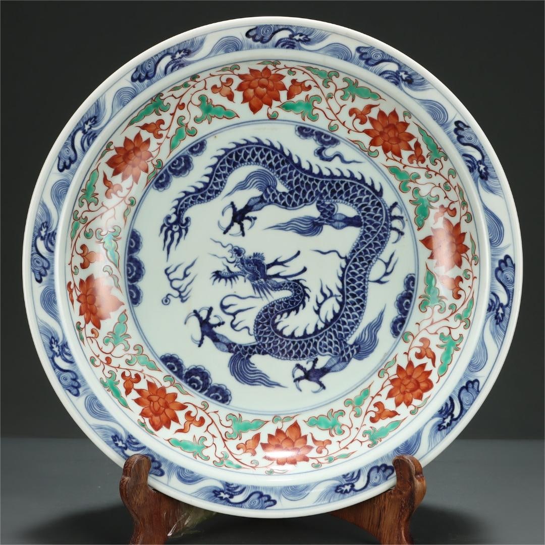 A large plate with a blue and white red and green entwined lotus dragon pattern from the Yuan: Yuan Dynasty blue and white red and green entwined lotus dragon pattern plate Size:H:6.7cm Belly diameter:38.2cm (The Dimensions Of All Batches Are Manually Measured.If You Need More Detailed Informat