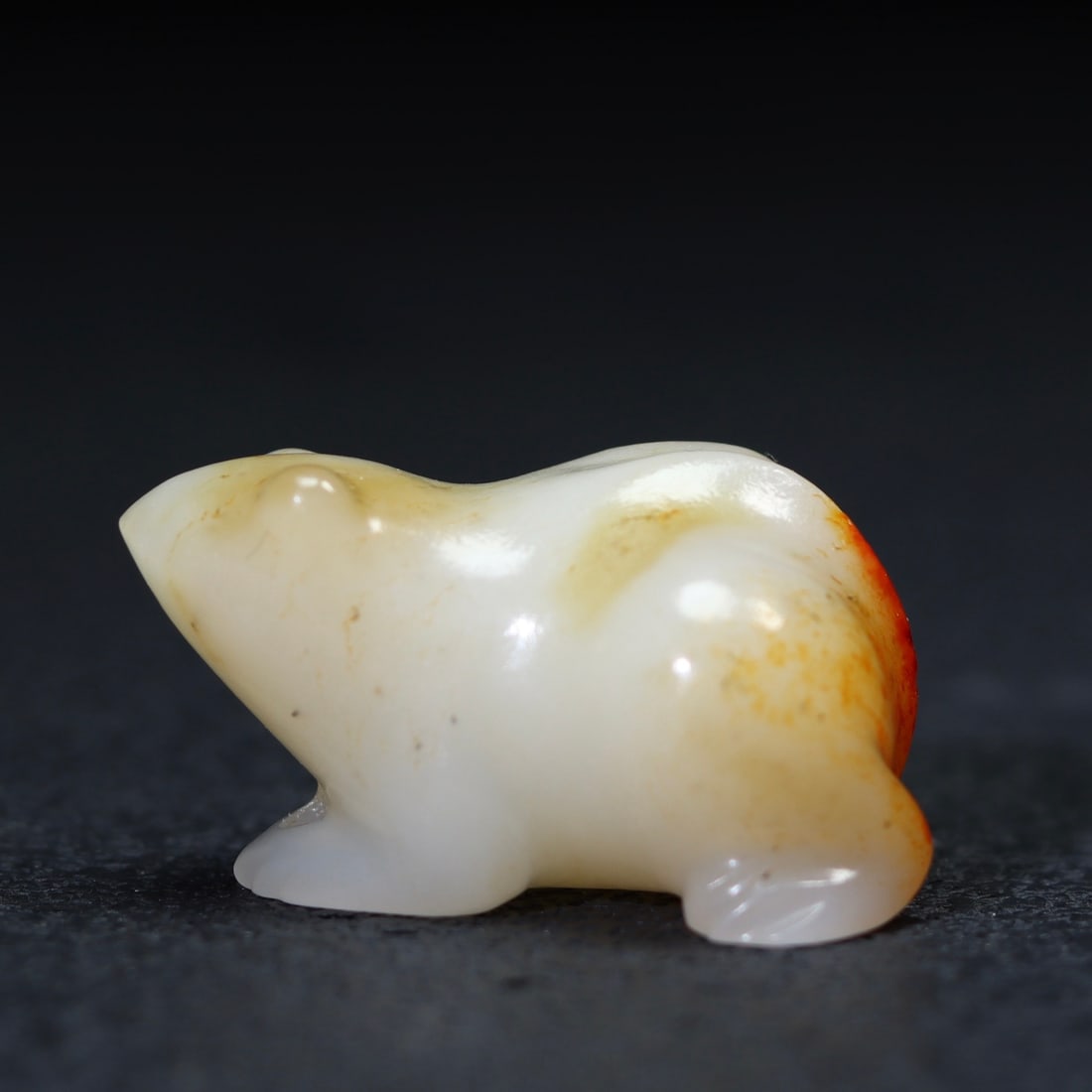 A beautiful Hetian jade frog: Exquisite Hetian jade frog Size:3.6x3x2cm W:0.027kg (The Dimensions Of All Batches Are Manually Measured.If You Need More Detailed Information, Please Contact Our Customer Service Before Bidding.)