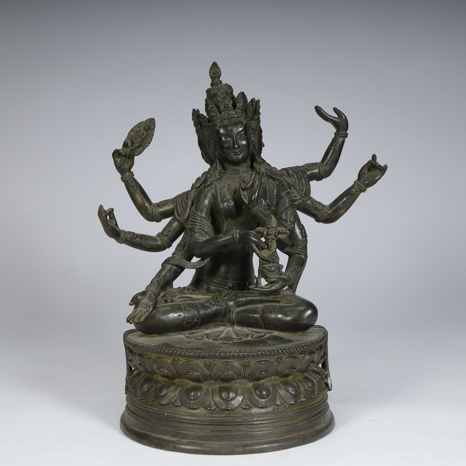 A seated statue of the Ming Dynasty with three sides and six arms: A seated statue of the Ming Dynasty with three sides and six arms Size:H:27cmxL:22cmxW:14cm W: 4.5kg (The Dimensions Of All Batches Are Manually Measured.If You Need More Detailed Information, Please 