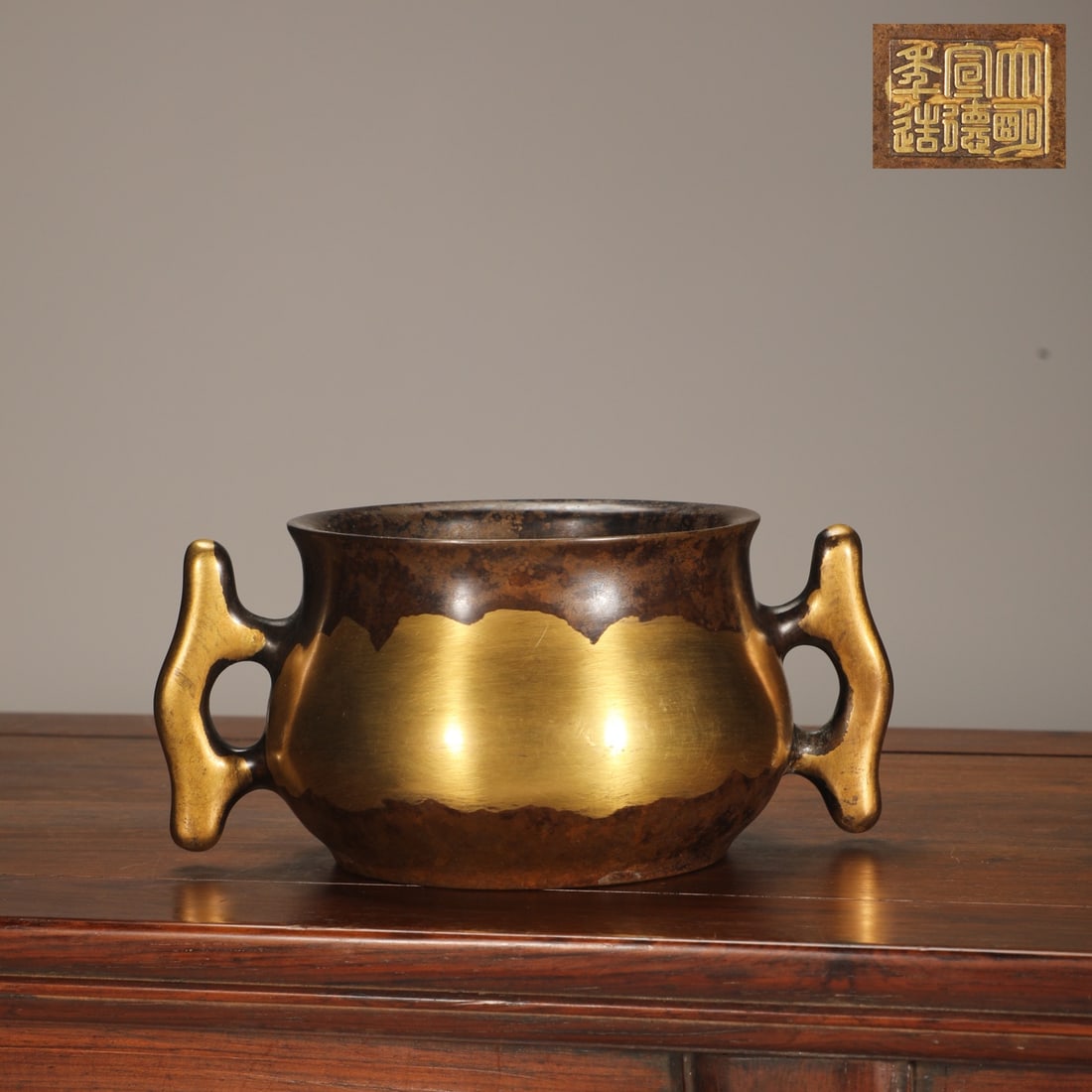 A copper-tired gilt halberd ear furnace of the Ming Dynasty: The copper-tired gilt halberd ear furnace of the Ming Dynasty Size:H:8cm Calibre:10.5cm Ear distance:15.5cm W:1.4kg (The Dimensions Of All Batches Are Manually Measured.If You Need More Detailed Infor