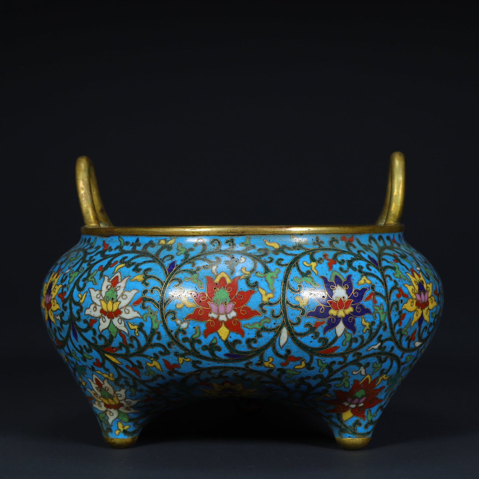 A fine copper-tired cloisonné enamel entwined lotus pattern three-legged ear-rushing incense burner: Exquisite copper tire cloisonné enamel entwined lotus pattern three-legged ear incense burner Size:H:11.5cmxL:16cmxW:16cm W: 0.758kg (The Dimensions Of All Batches Are Manually Measured.If You Need M