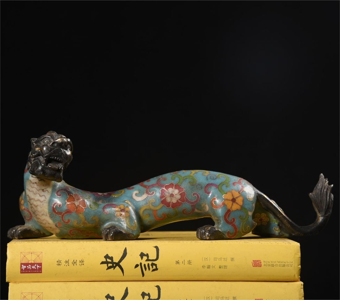 A beautiful cloisonné dragon ornament: Exquisite cloisonné dragon ornament Size:L:25cm W:8cm H:8cm W:0.88kg (The Dimensions Of All Batches Are Manually Measured.If You Need More Detailed Information, Please Contact Our Customer Service