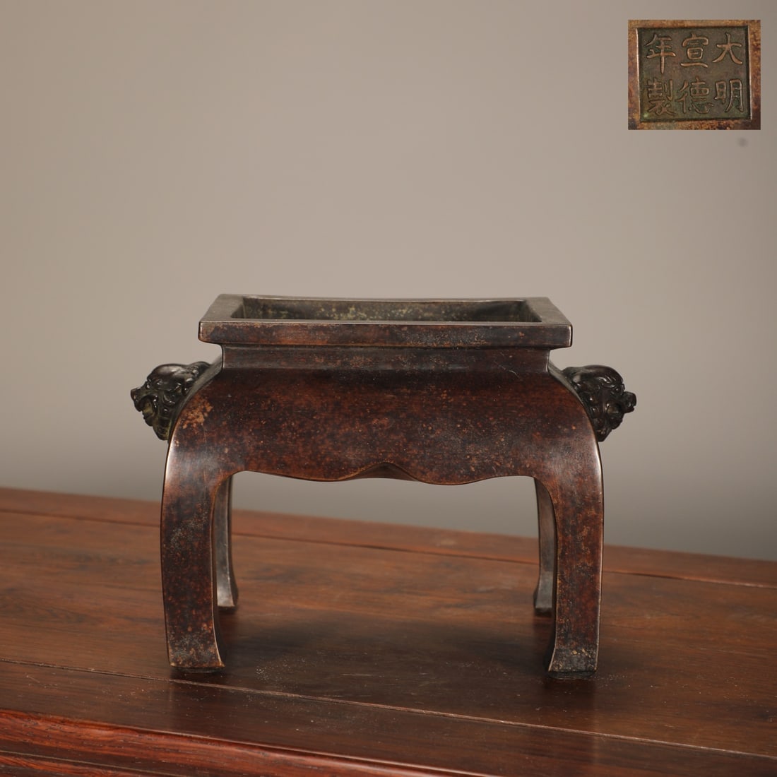 A copper tire table of the Ming Dynasty: The copper tire platform of the Ming Dynasty is several furnaces Size:H:12cm Calibre:9.8x12cm Belly diameter:11.6x14.6cm Ear distance:17cm W:2.8kg (The Dimensions Of All Batches Are Manually Measured.