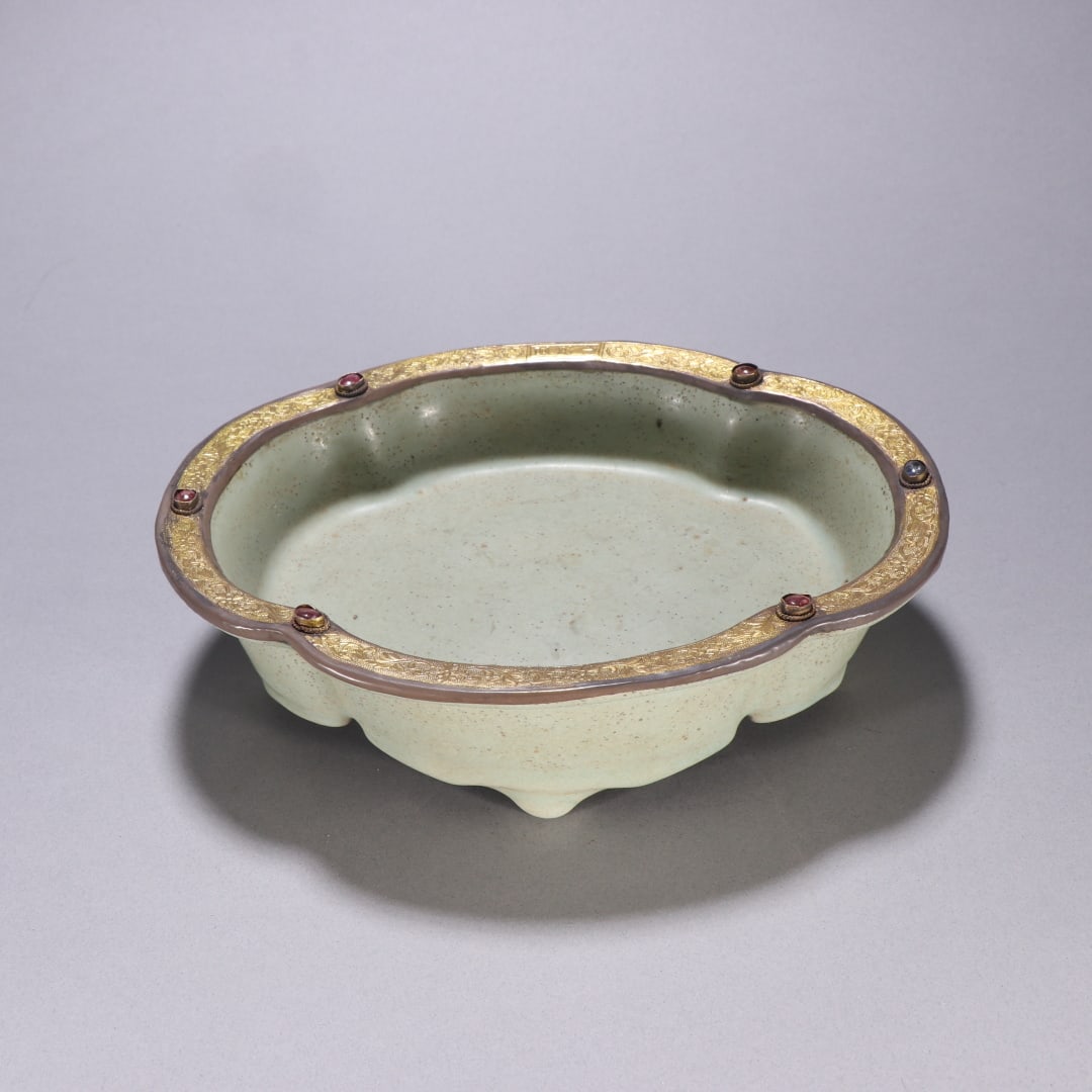 A gold-clad begonia-shaped plate of the Ru kiln in the Song Dynasty: The gold-clad begonia-shaped plate of the Ru kiln in the Song Dynasty Size:H:6cm W:21.5x17cm (The Dimensions Of All Batches Are Manually Measured.If You Need More Detailed Information, Please Contact 