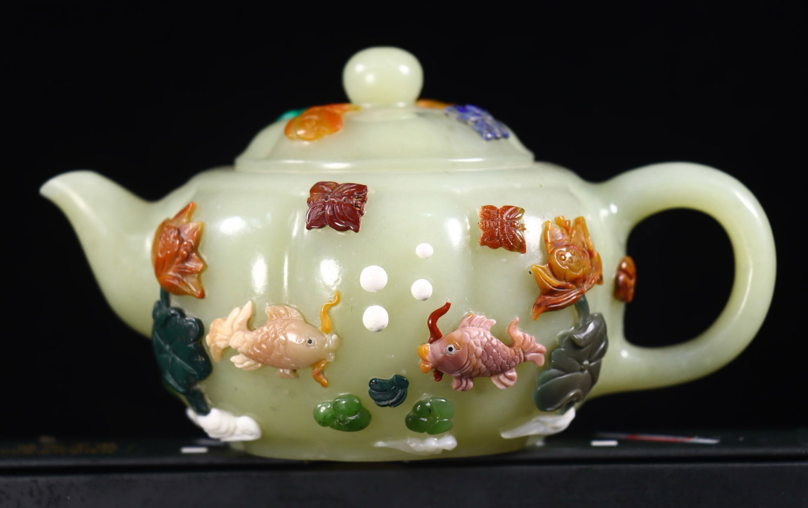 A teapot inlaid with Hetian jade eight treasures from the Qing Dynasty: Qing Dynasty Hetian jade eight treasure inlaid teapot Size:H:8.5cm L:14cm W:9cm W:0.346kg (The Dimensions Of All Batches Are Manually Measured.If You Need More Detailed Information, Please Contact Our