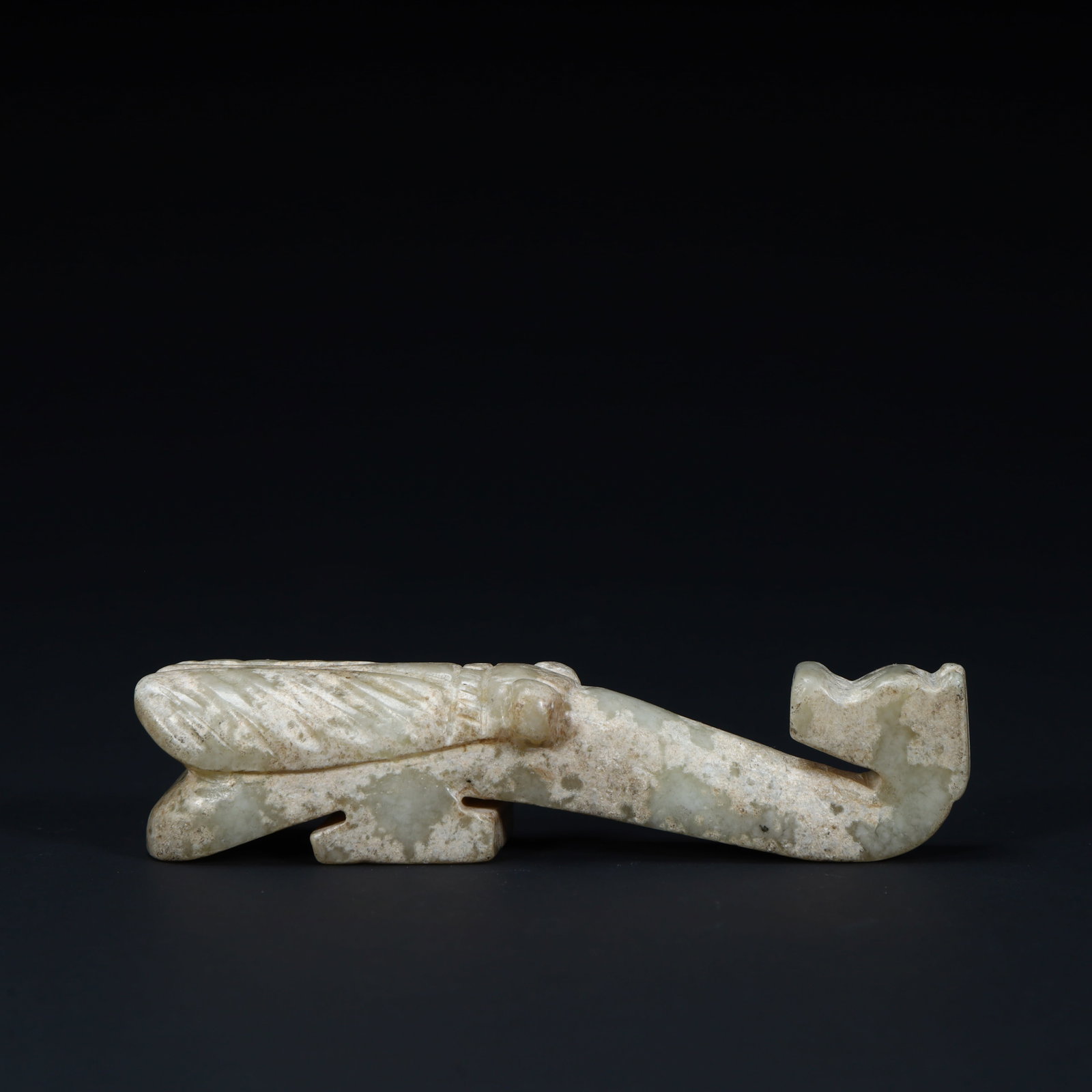 A dragon head jade weapon of the Han Dynasty: The dragon head of the Han Dynasty Size:H:2cmxL:8.2cmxW:2cm W: 0.0398kg (The Dimensions Of All Batches Are Manually Measured.If You Need More Detailed Information, Please Contact Our Customer Service 